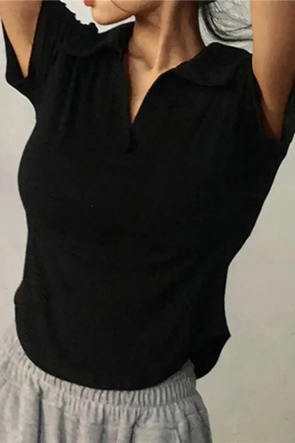 Siyah Oval Kesim V Polo Yaka Kısa Kollu Crop