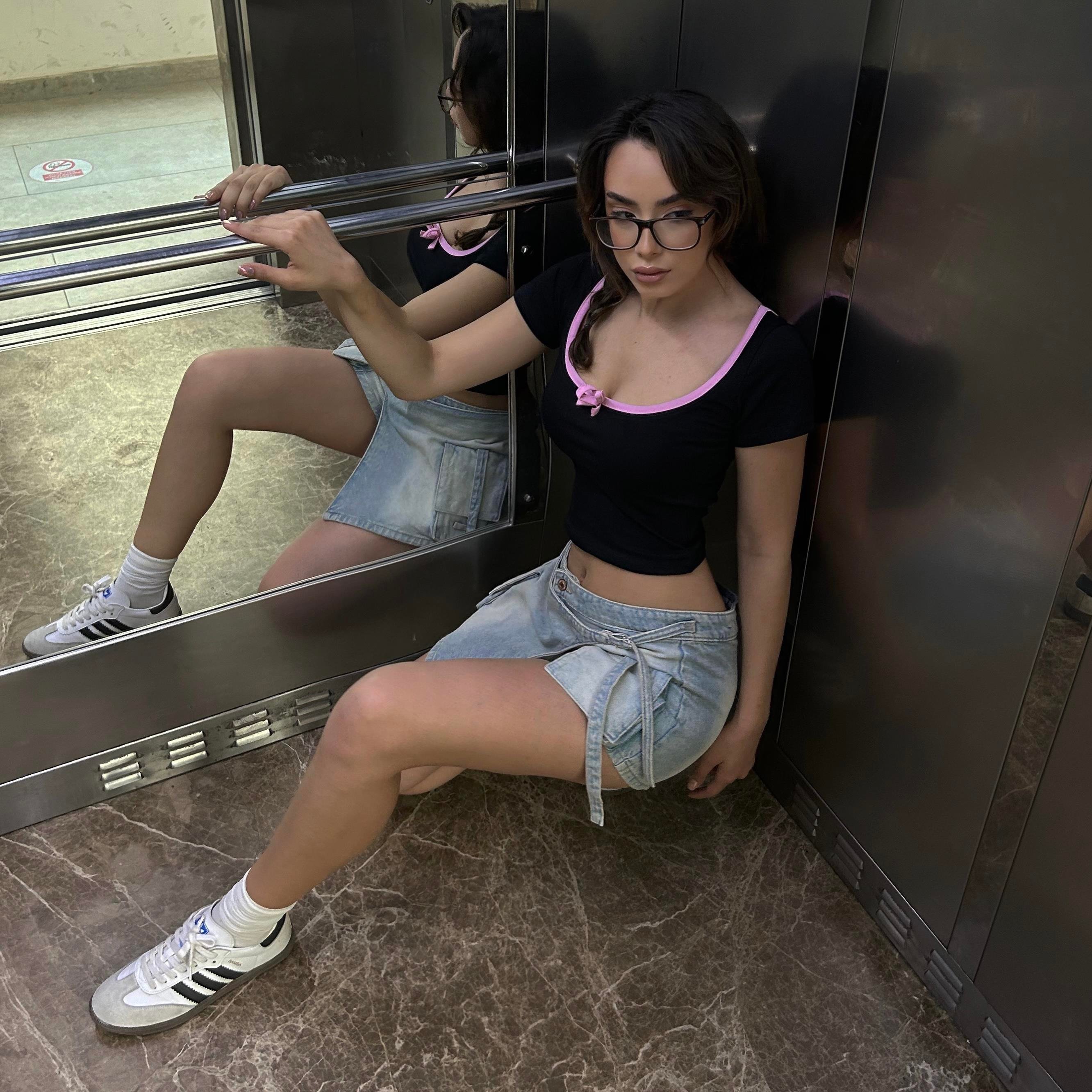 Siyah Pembe Yaka Fiyonklu Sırt Bağcıklı Kısa Kollu Crop 