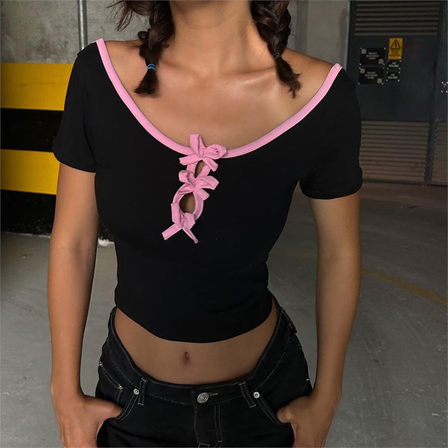 Siyah Sırt Dekolteli Pembe Fiyonk Yakalı Kısa Kollu Crop