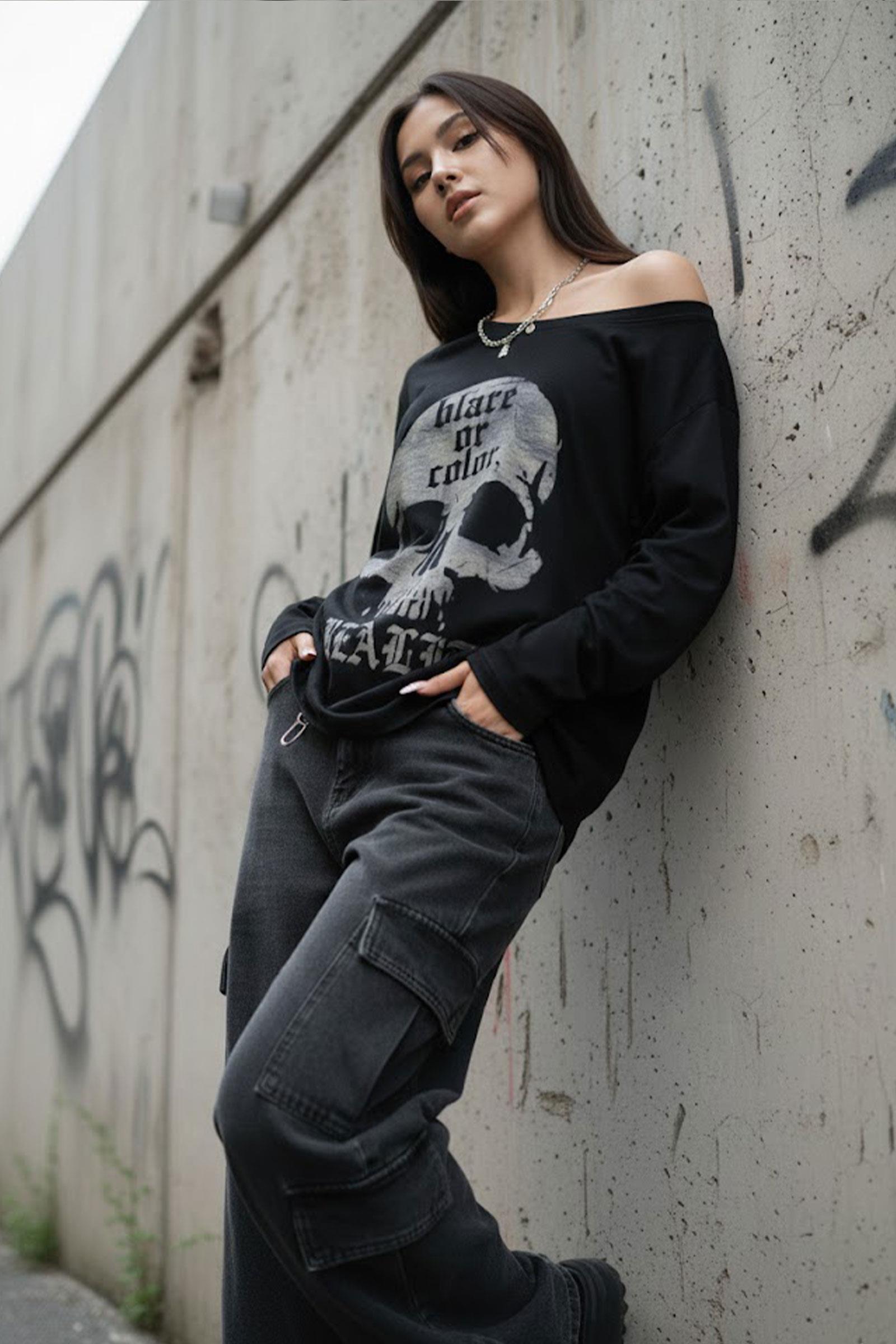 Siyah Skull Blare Or Color Salaş Omuz Dekolteli Uzun Kollu Off-Shoulder T-Shirt