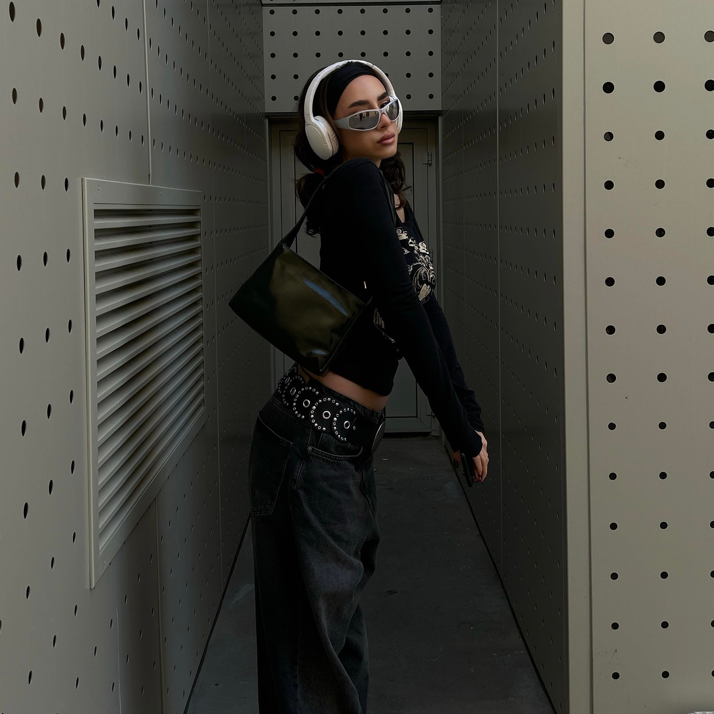 Siyah Vintage MoodyGirl Omuz Açık Uzun Kollu Crop 