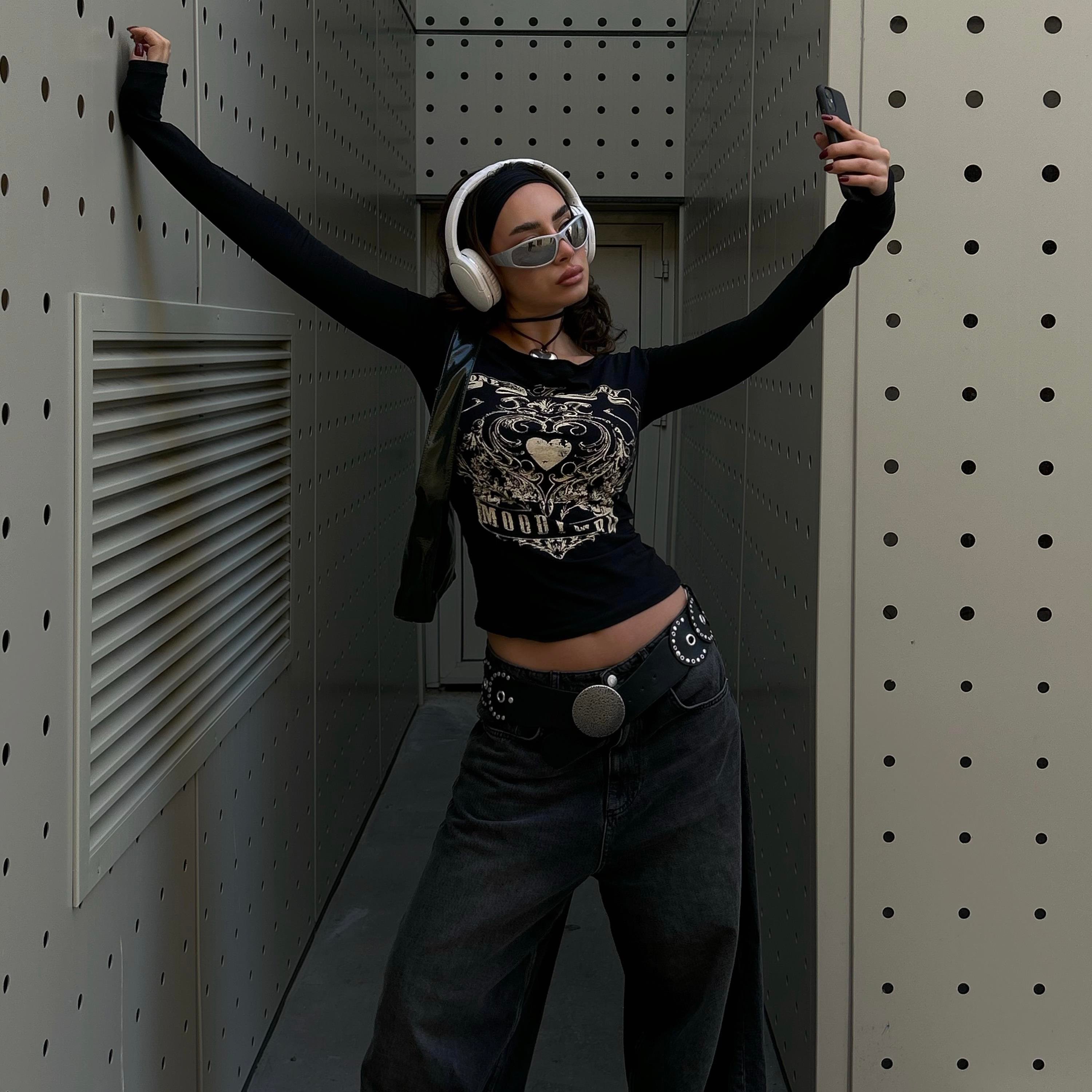 Siyah Vintage MoodyGirl Omuz Açık Uzun Kollu Crop 