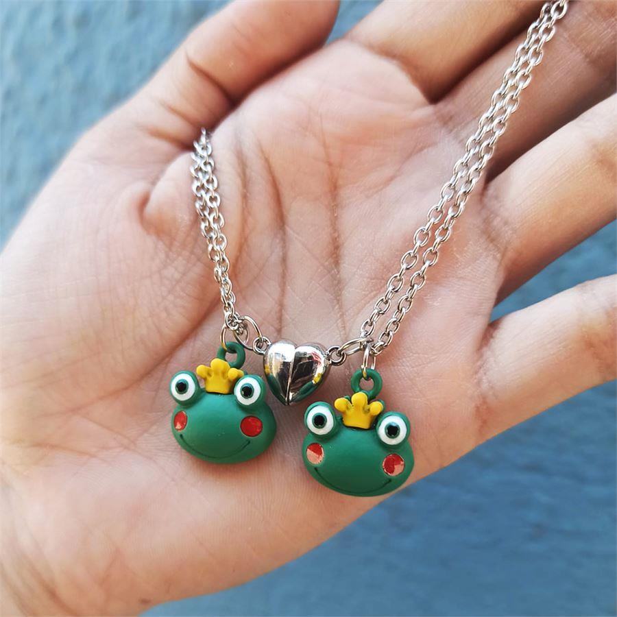 Taçlı Kurbağa Surat Kalp Mıknatıslı Çift Kolye