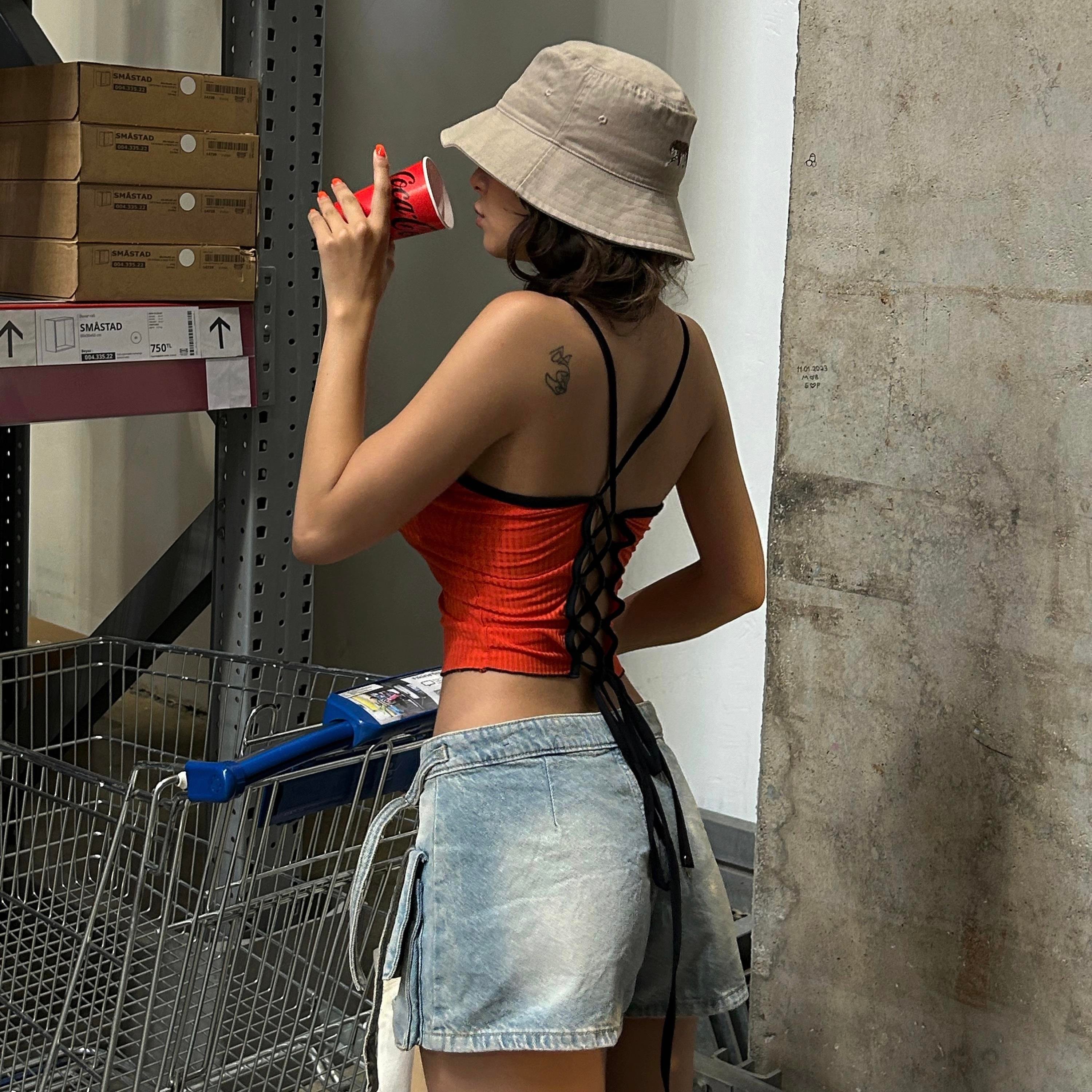 Turuncu Glop Destekli Sırt Dekolteli Siyah Şeritli Askılı Crop