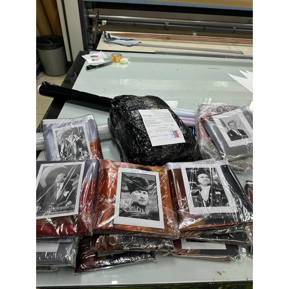 At Üstünde Atatürk Posteri