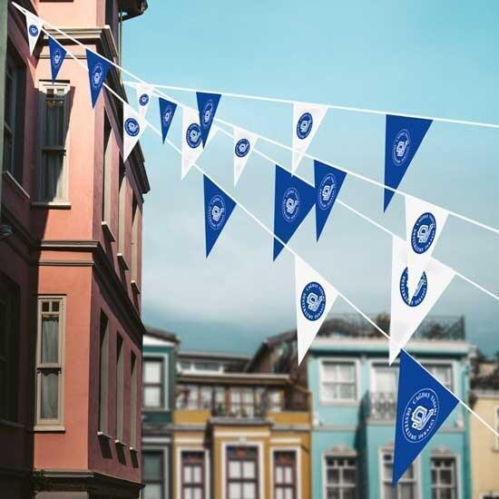 Kırmızı Beyaz İpe Dizili Üçgen Bayrak