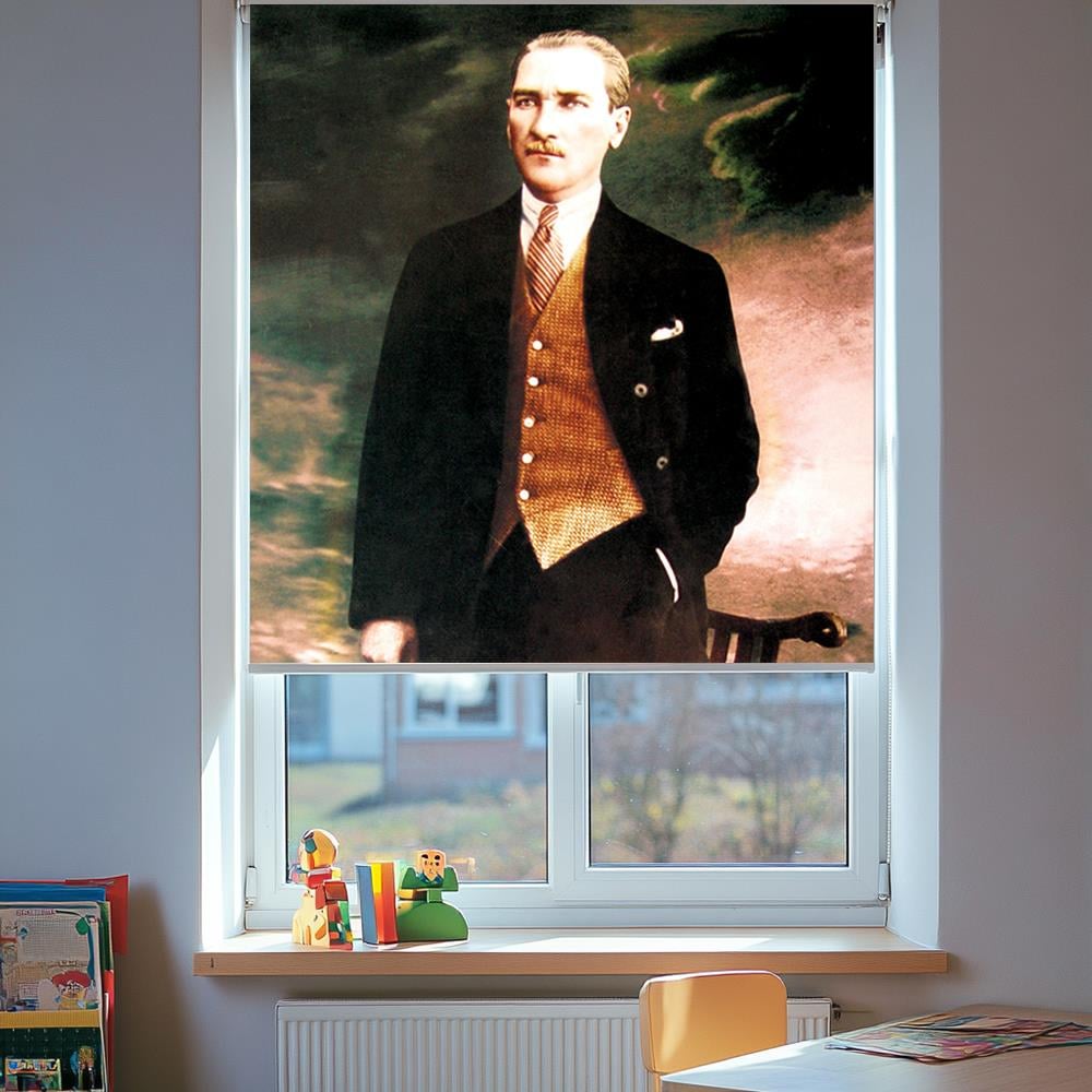 Takım Elbiseli Eli Cebinde Atatürk Posterli Stor Perde
