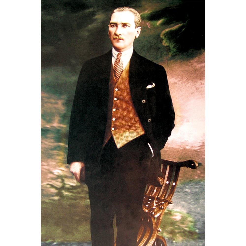 Takım Elbiseli Eli Cebinde Atatürk Posterli Stor Perde