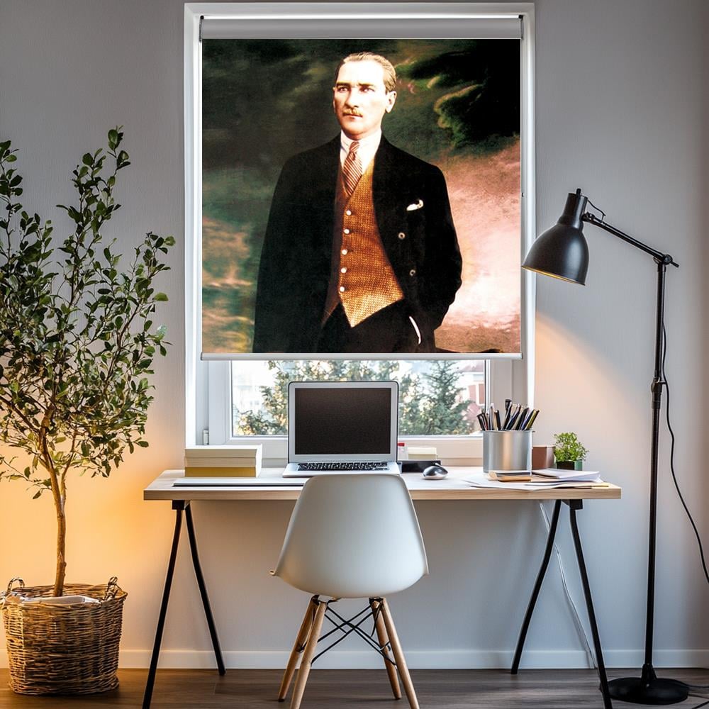 Takım Elbiseli Eli Cebinde Atatürk Posterli Stor Perde