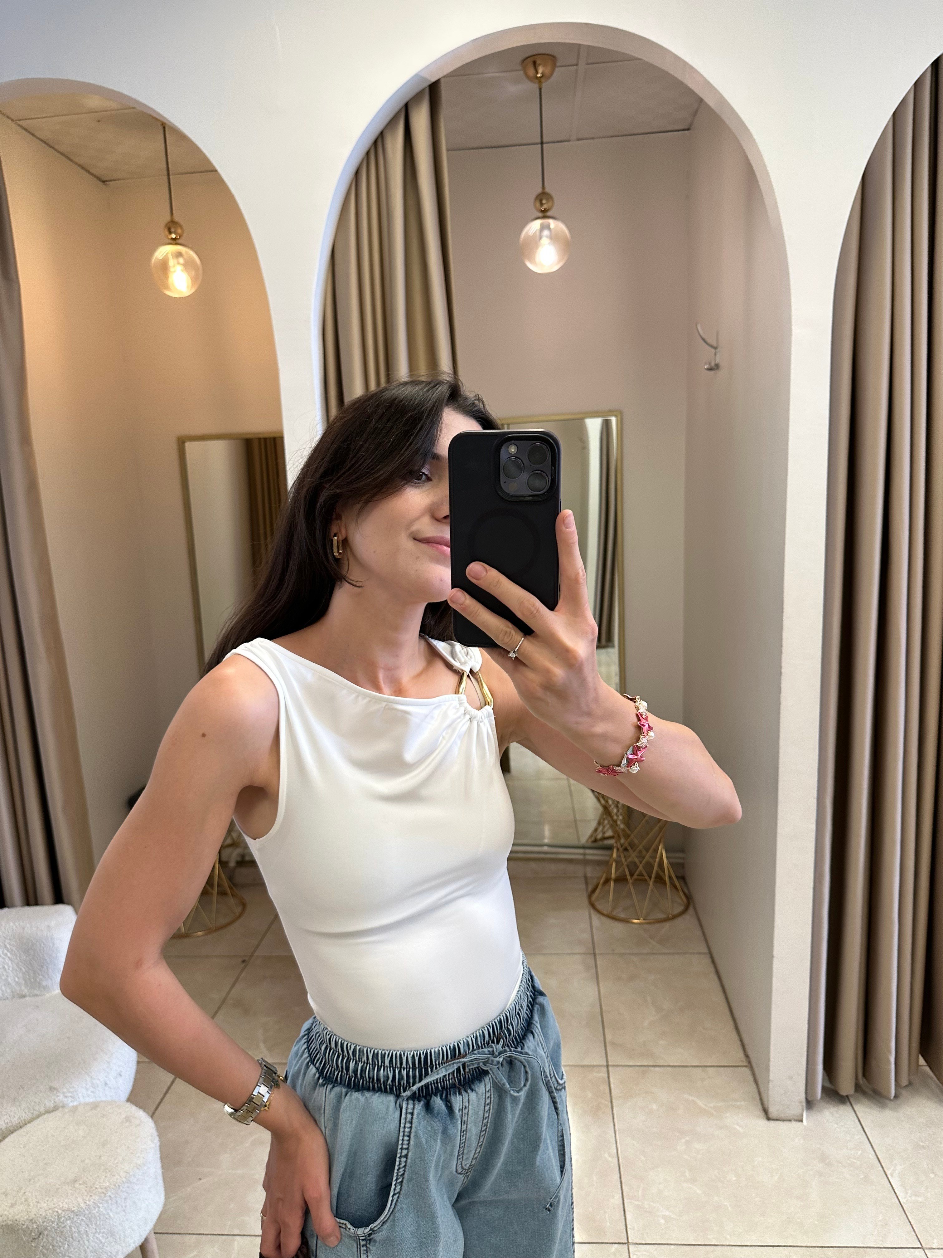 Aksesuar Detaylı Beyaz Bluz 