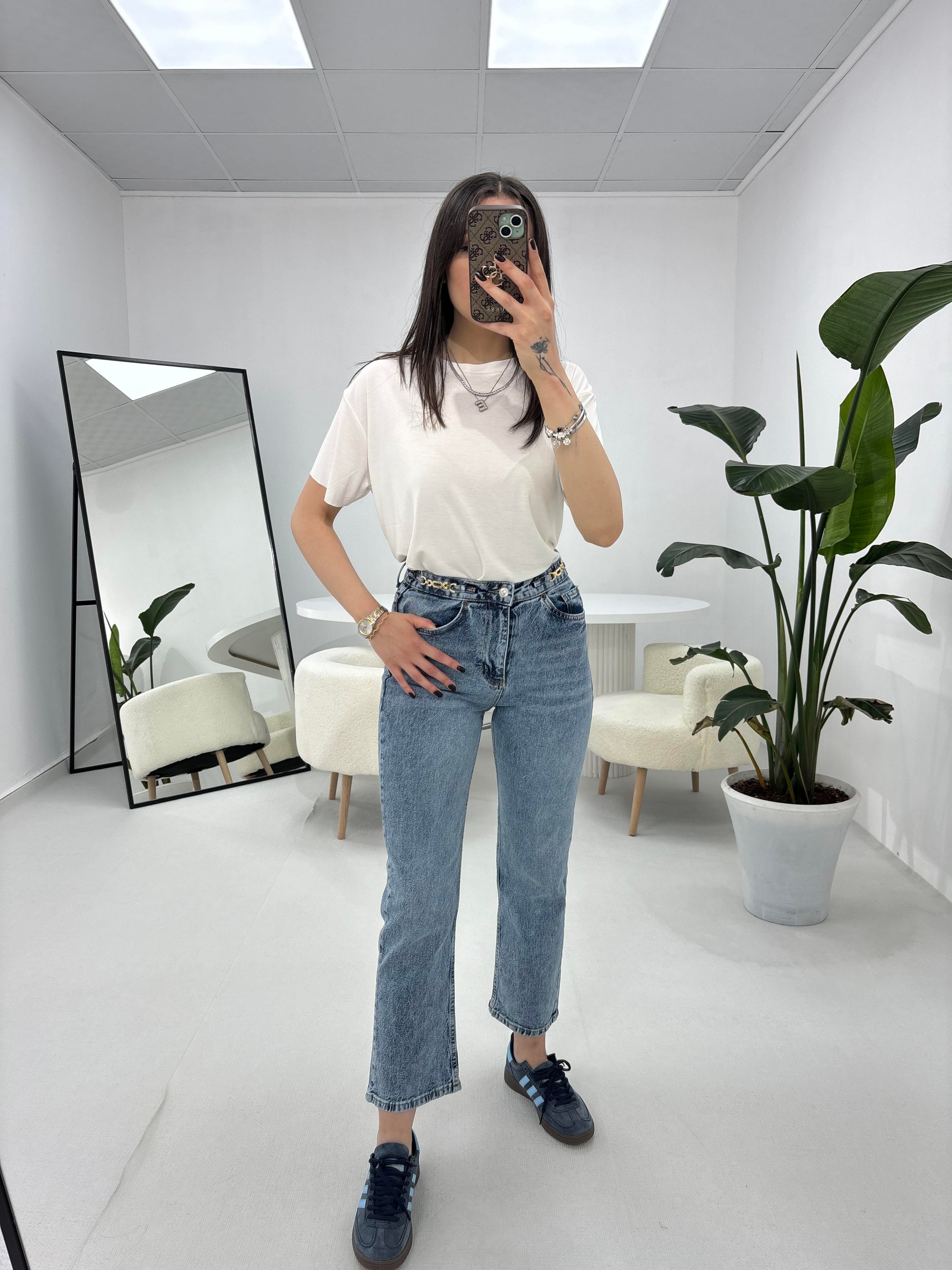 Beli Zincir Detaylı Açık Mavi Jean 