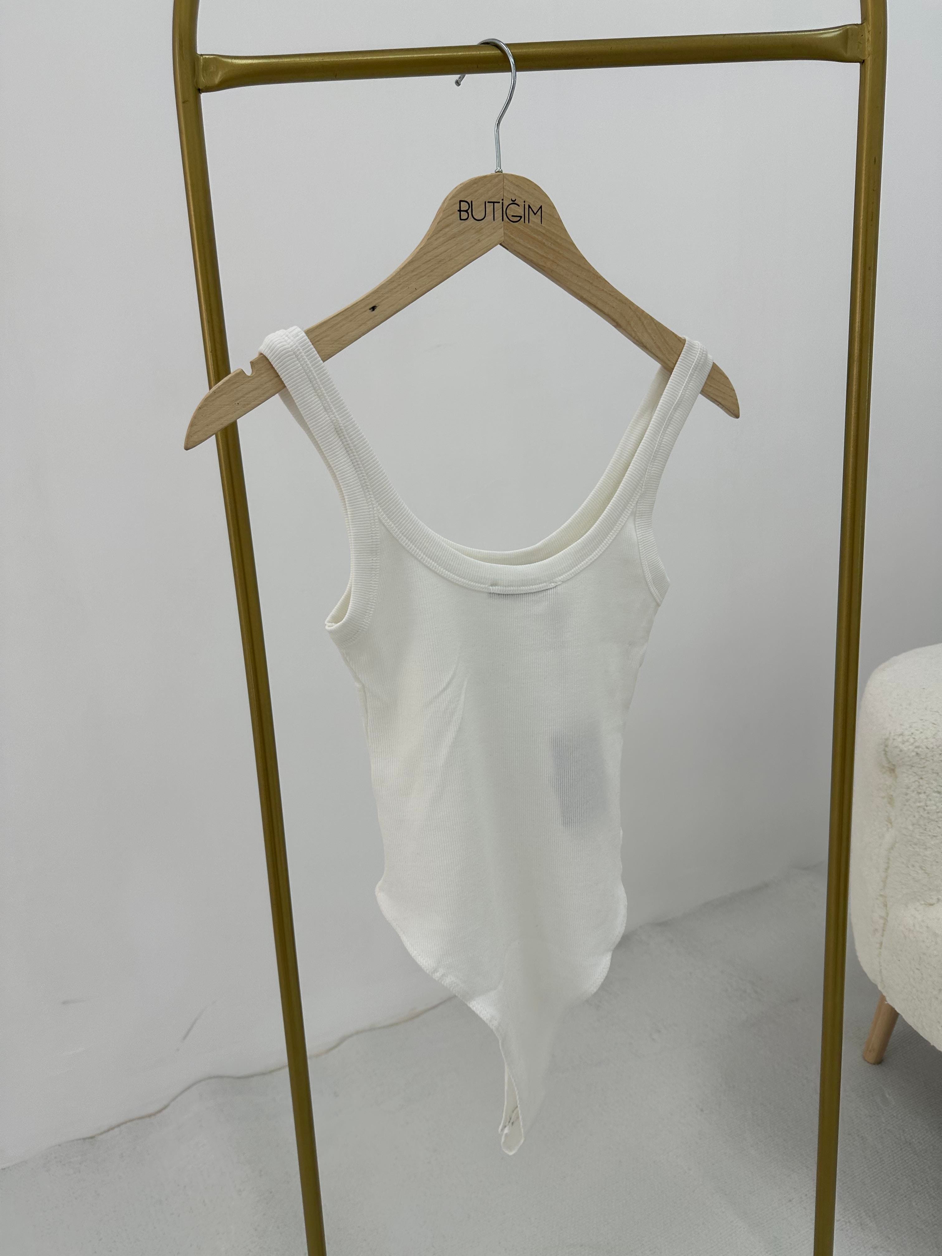 Beyaz bodysuit atlet 