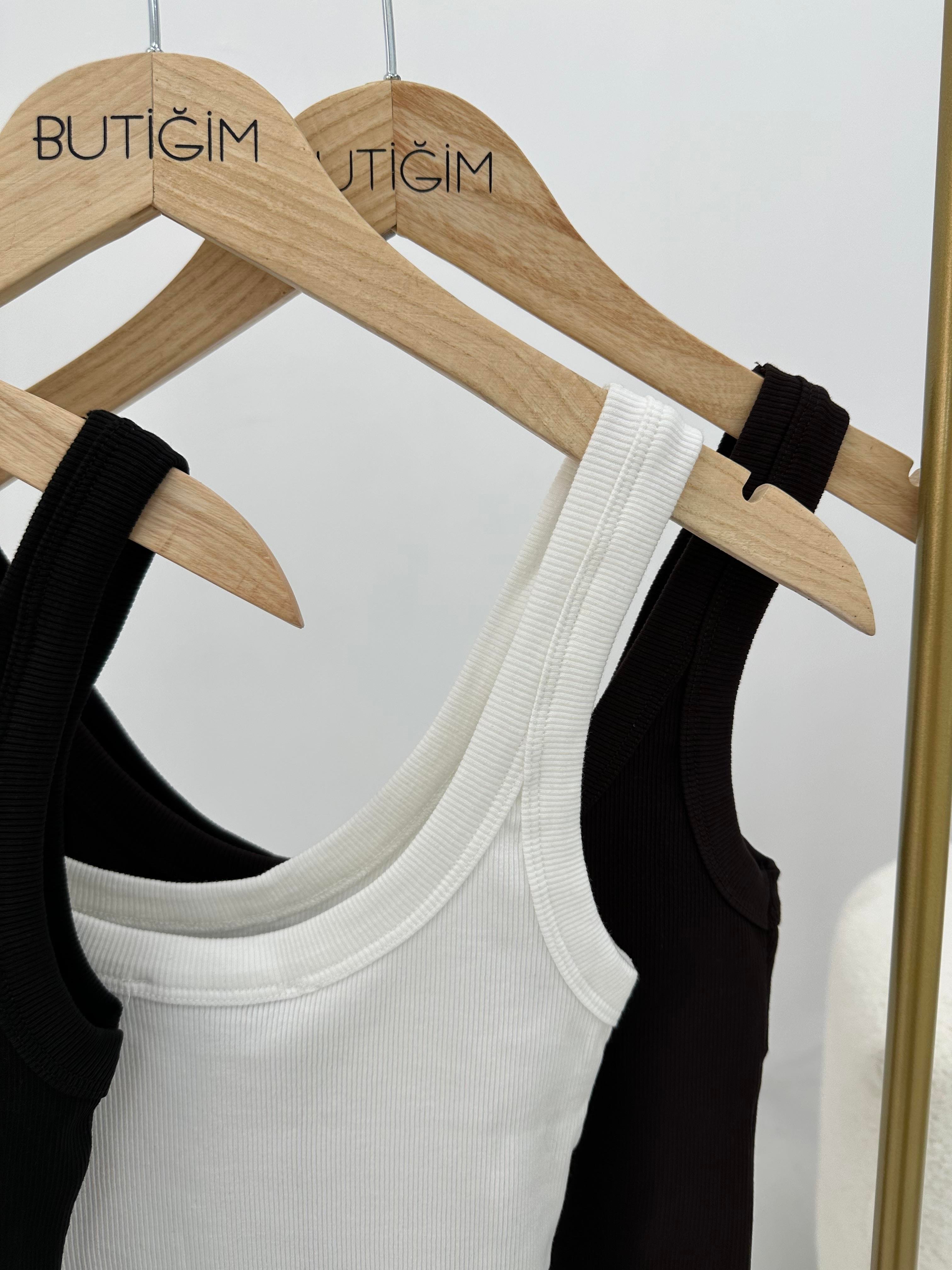 Beyaz bodysuit atlet 