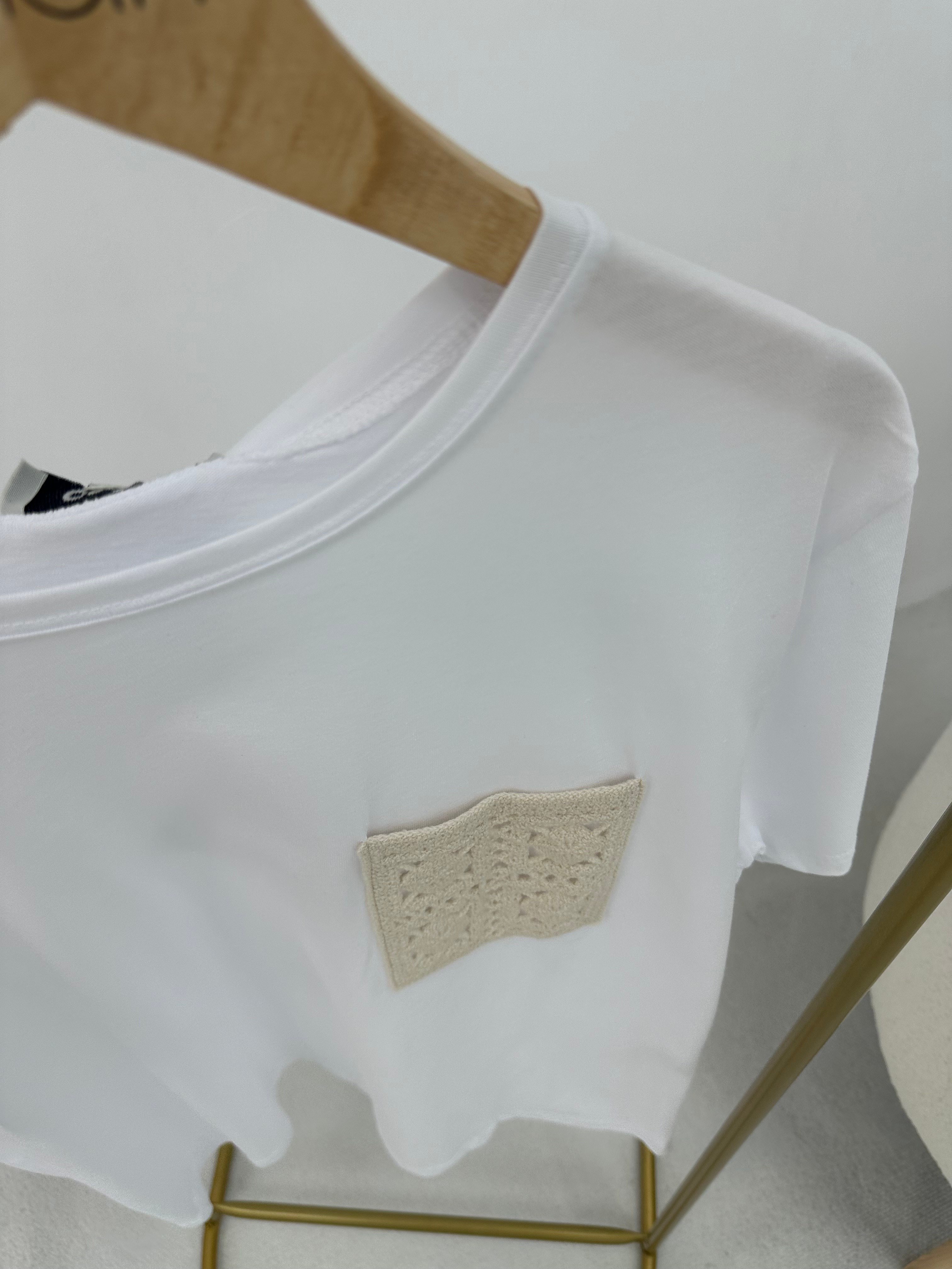 Cep Nakış Detaylı Beyaz T-shirt 