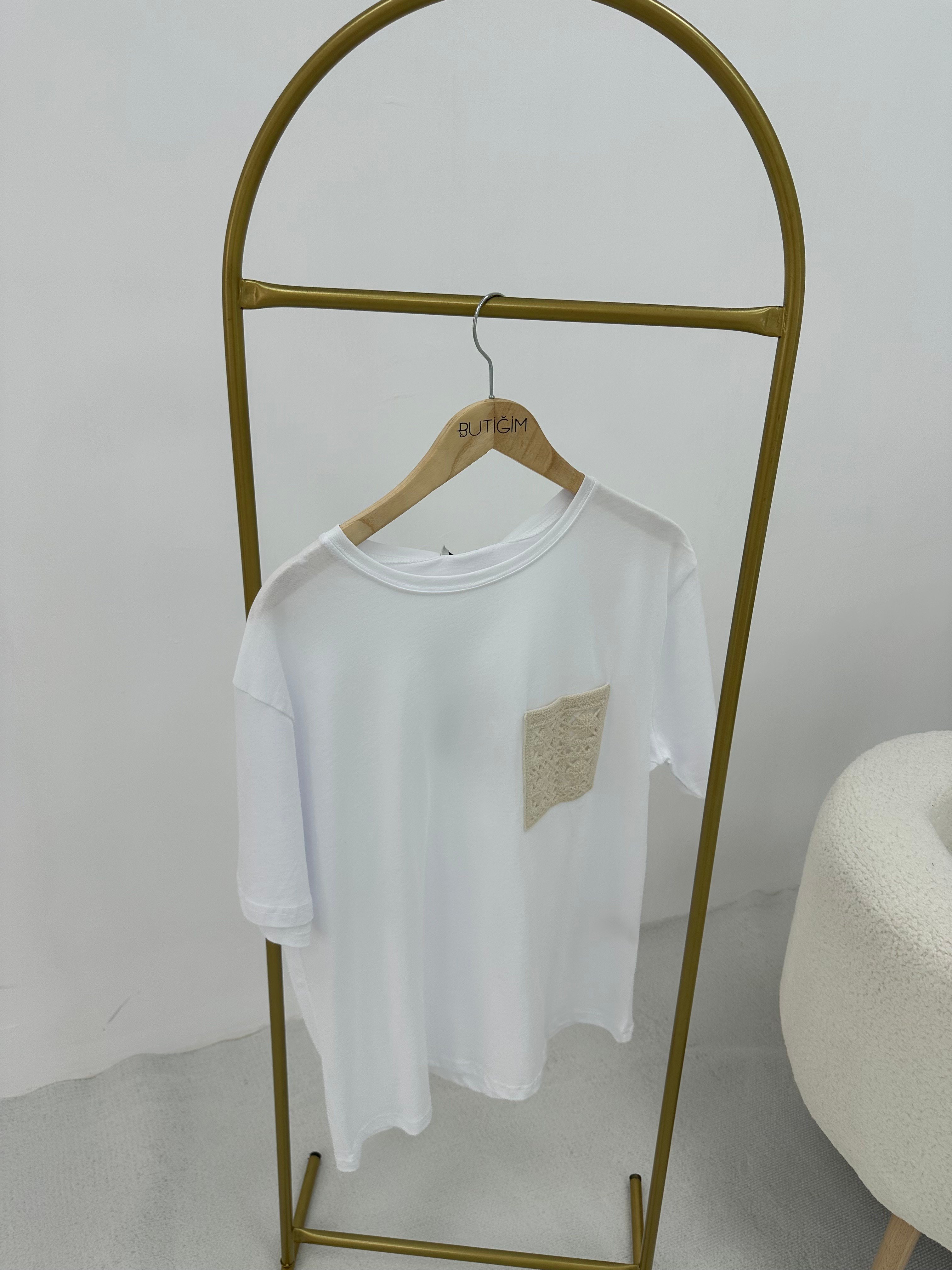 Cep Nakış Detaylı Beyaz T-shirt 