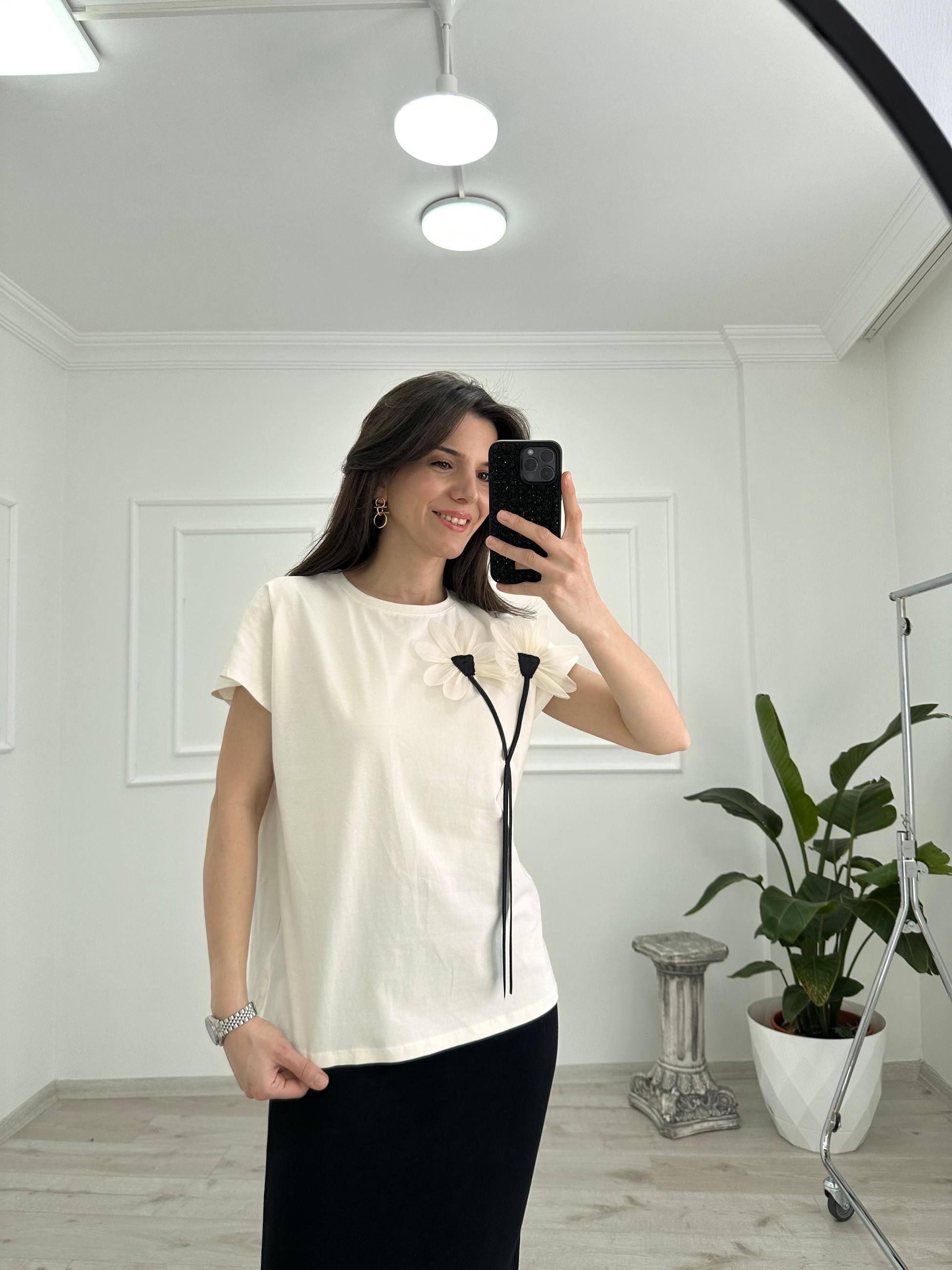 ÇİCEK DETAYLI TİŞÖRT