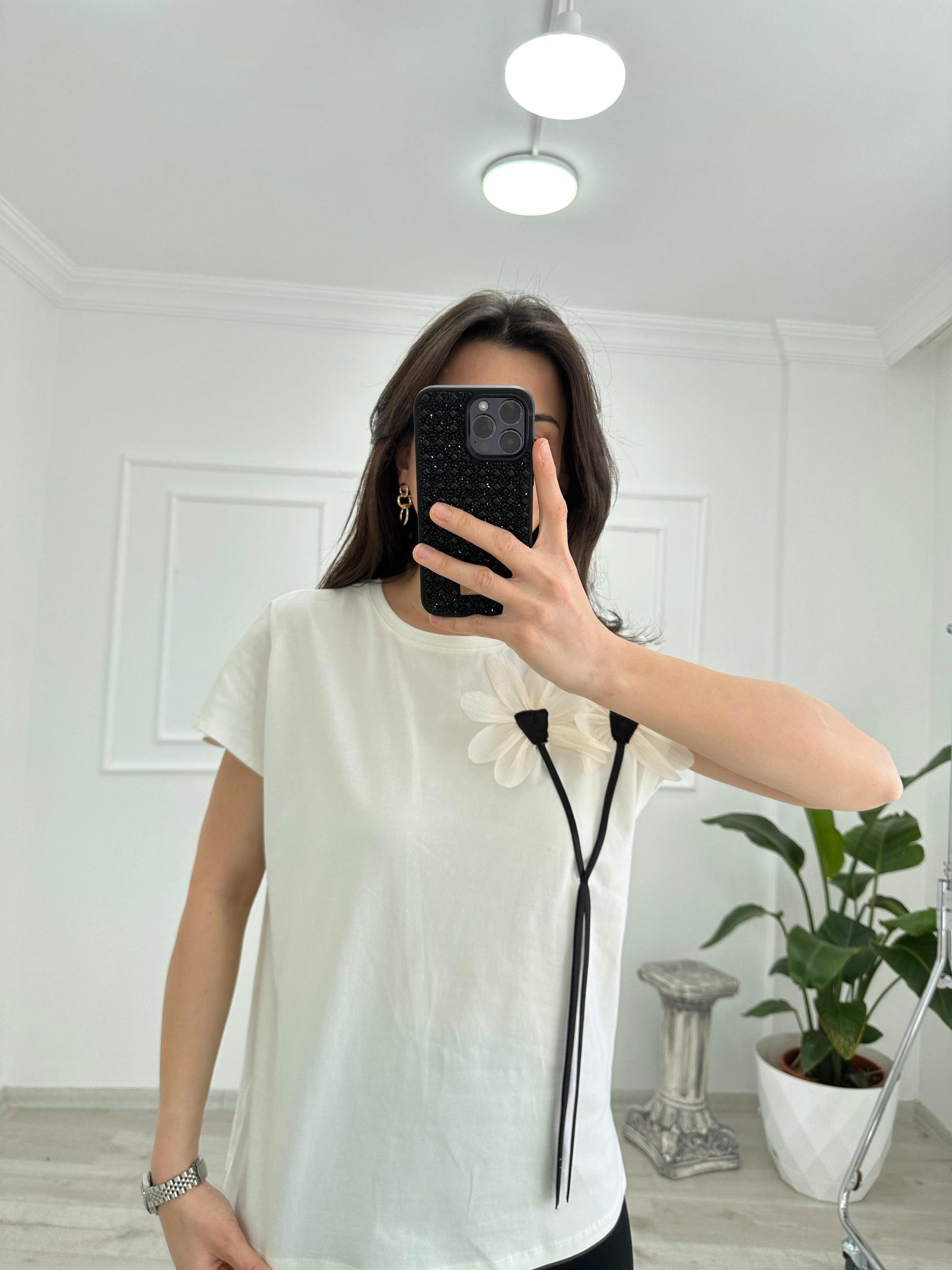 ÇİCEK DETAYLI TİŞÖRT