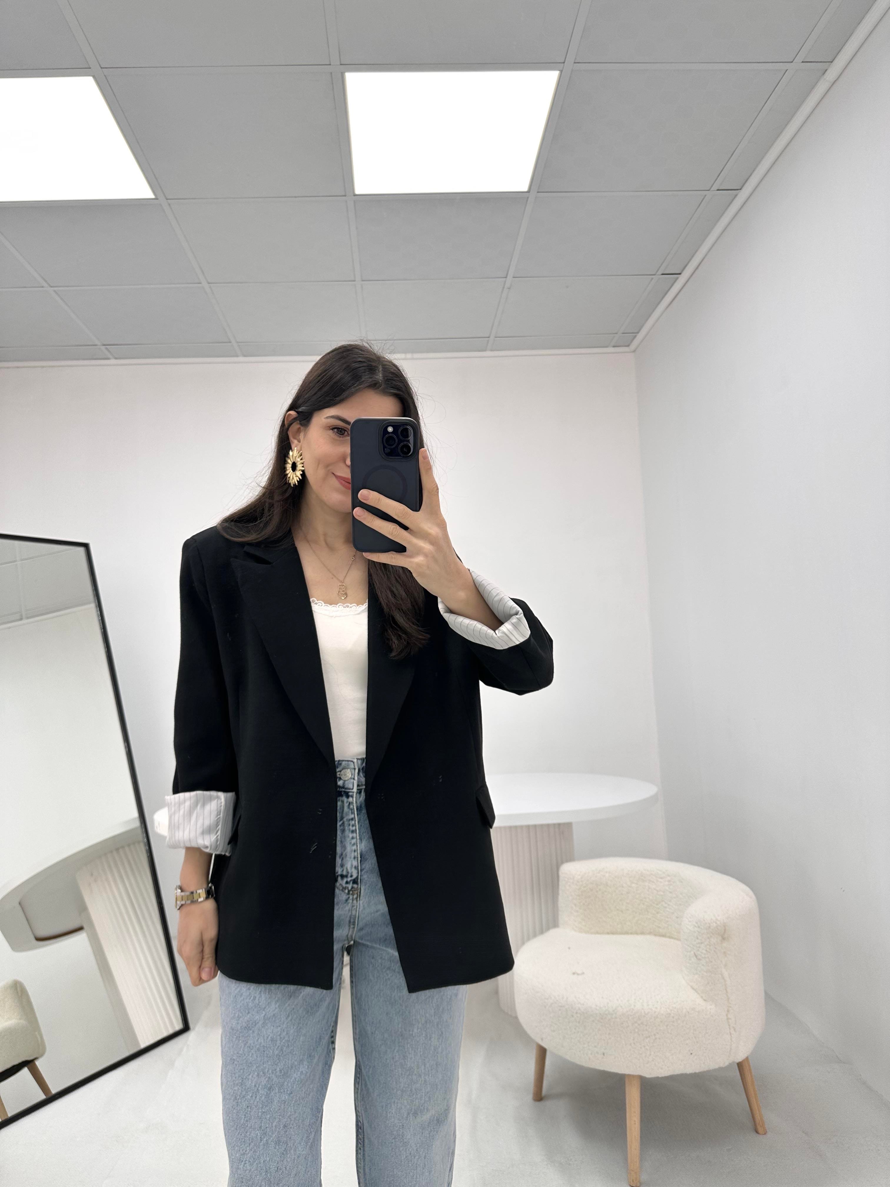 Çizgili Astar Detaylı Siyah Ceket