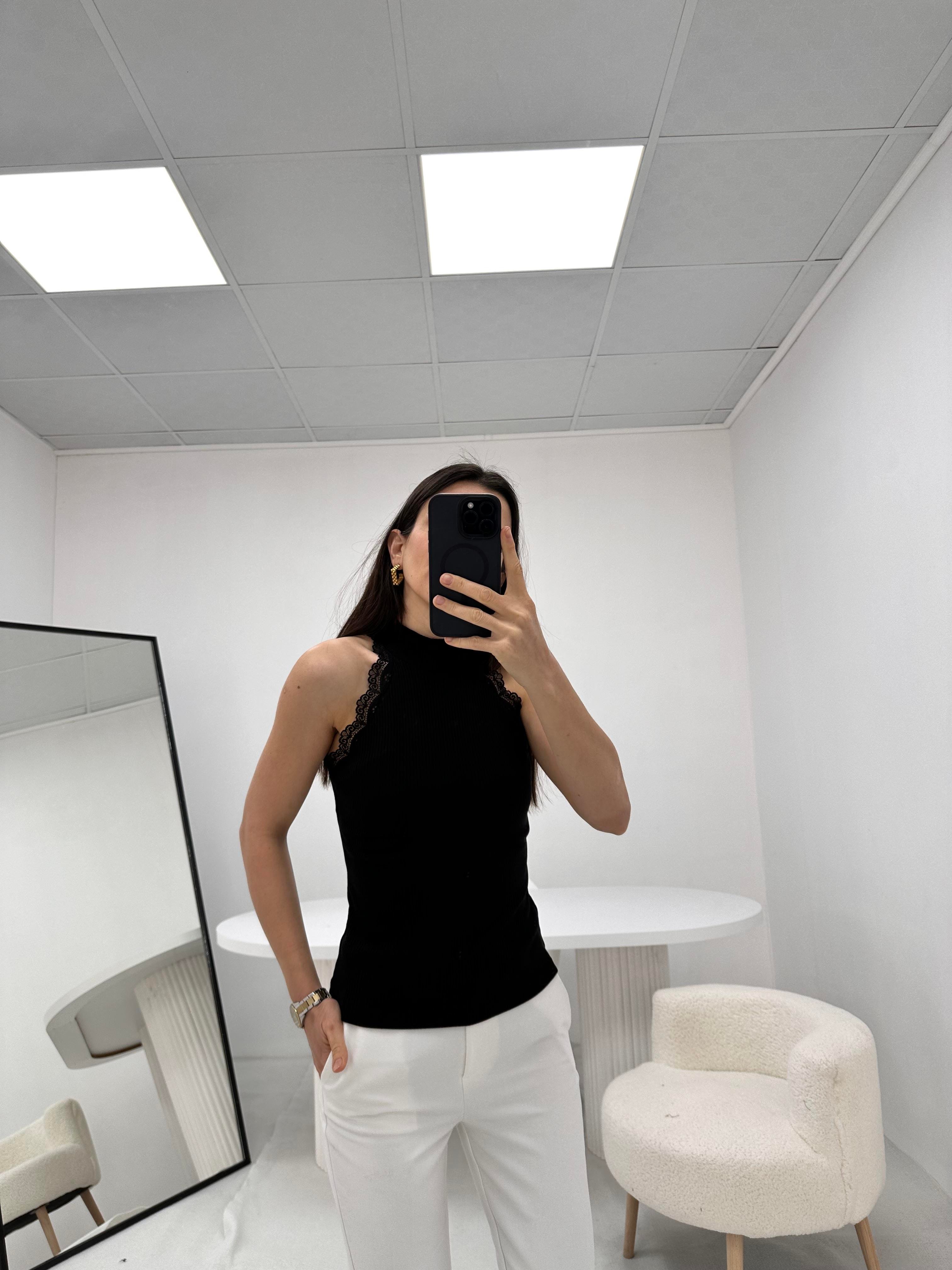 Dantel Detaylı Boğazlı Siyah Sıfır Kol Bluz 