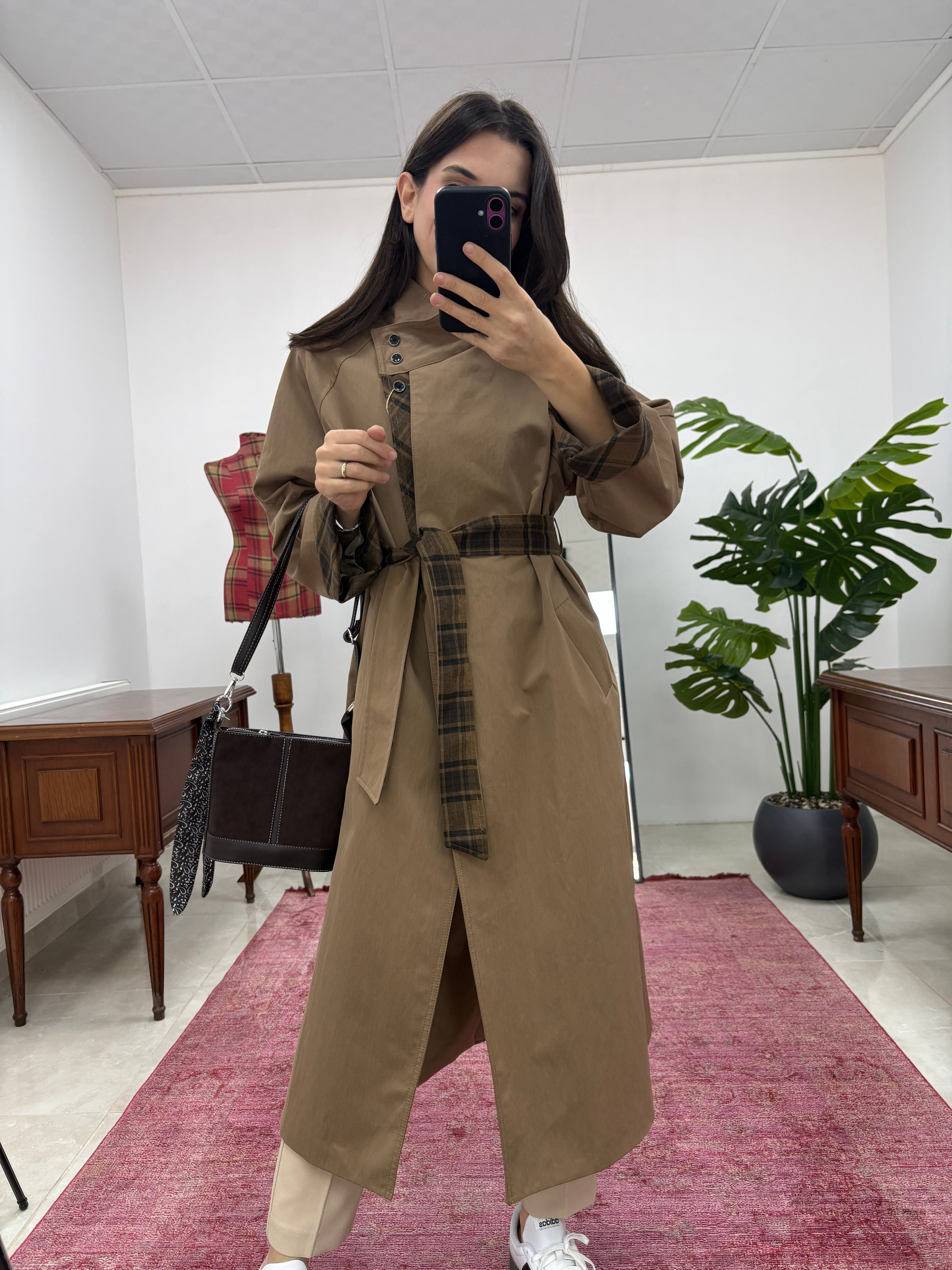Ekose Detaylı Garnili Camel Trenç 