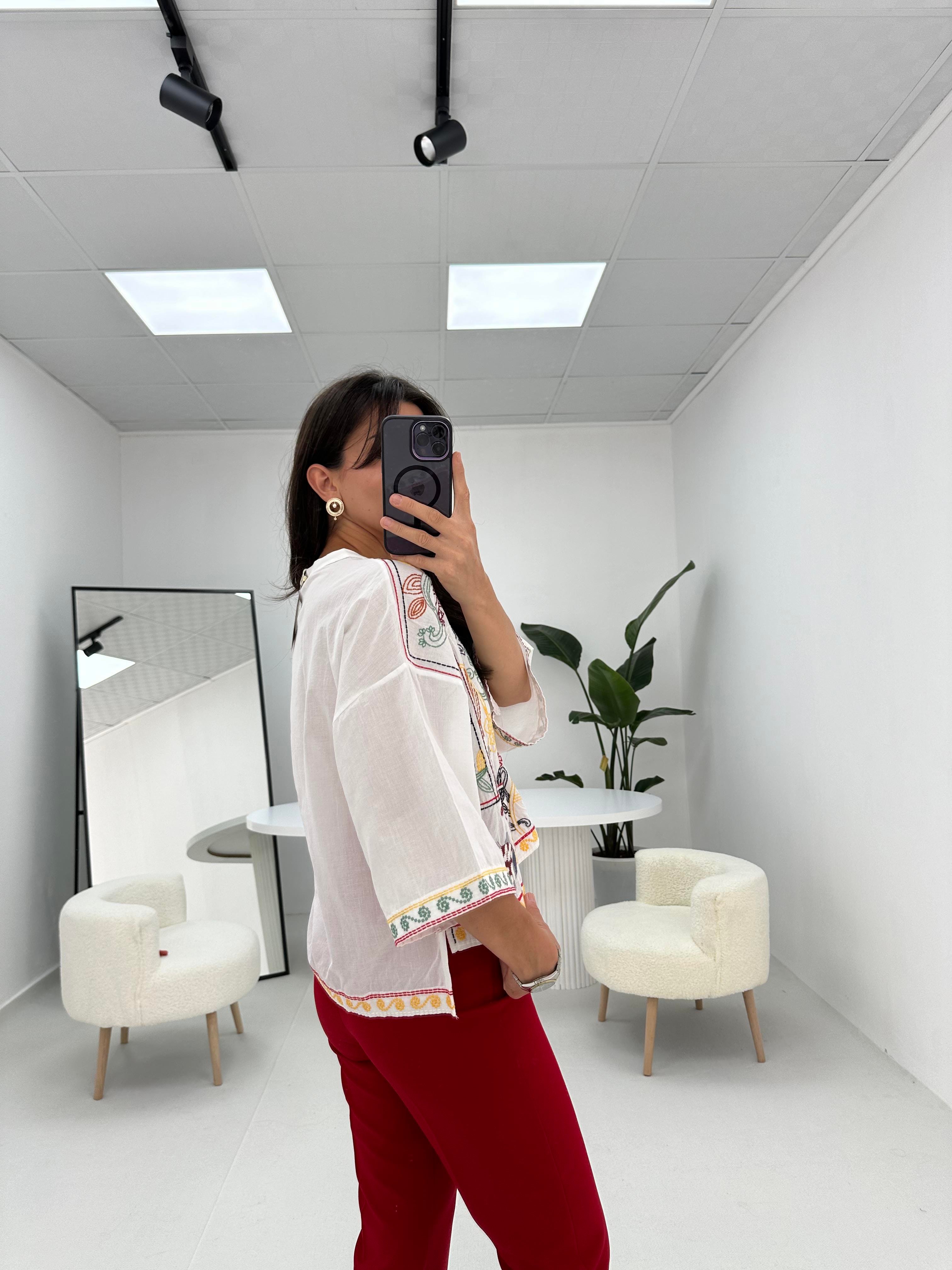 Fil Detaylı Nakışlı Bluz 