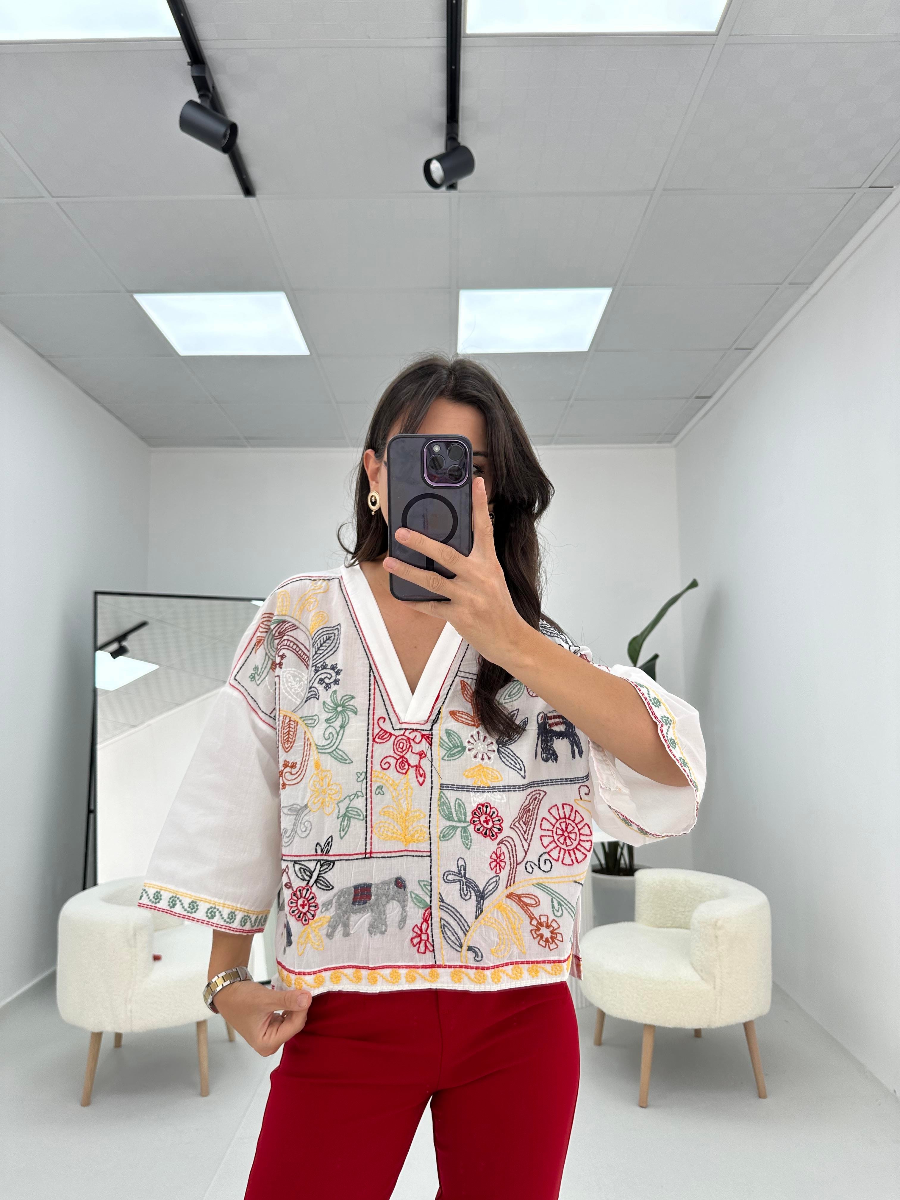 Fil Detaylı Nakışlı Bluz 