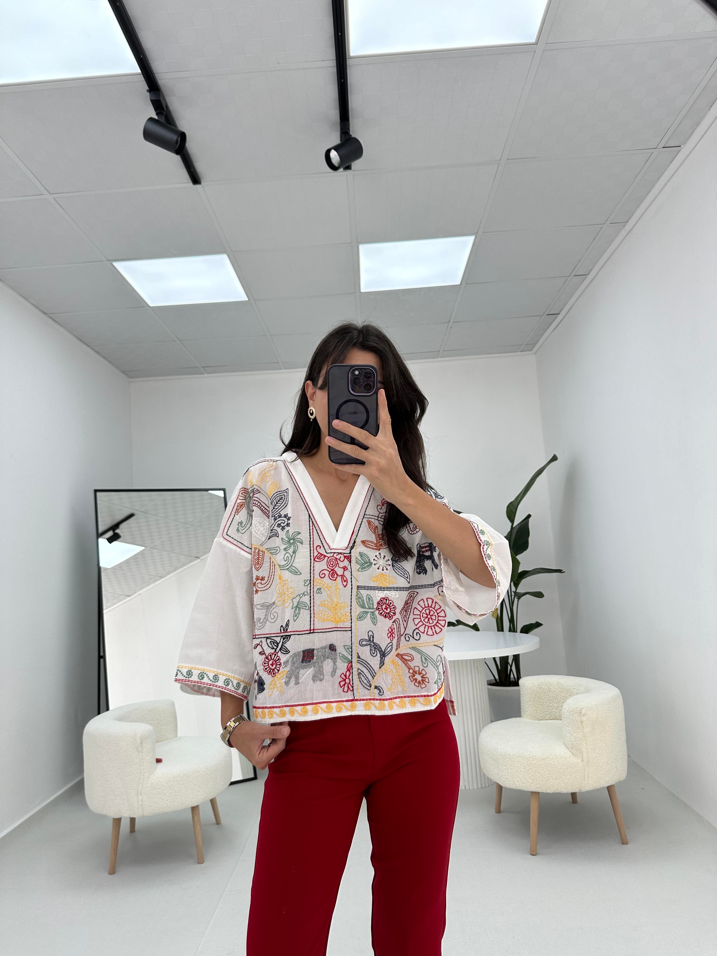 Fil Detaylı Nakışlı Bluz 