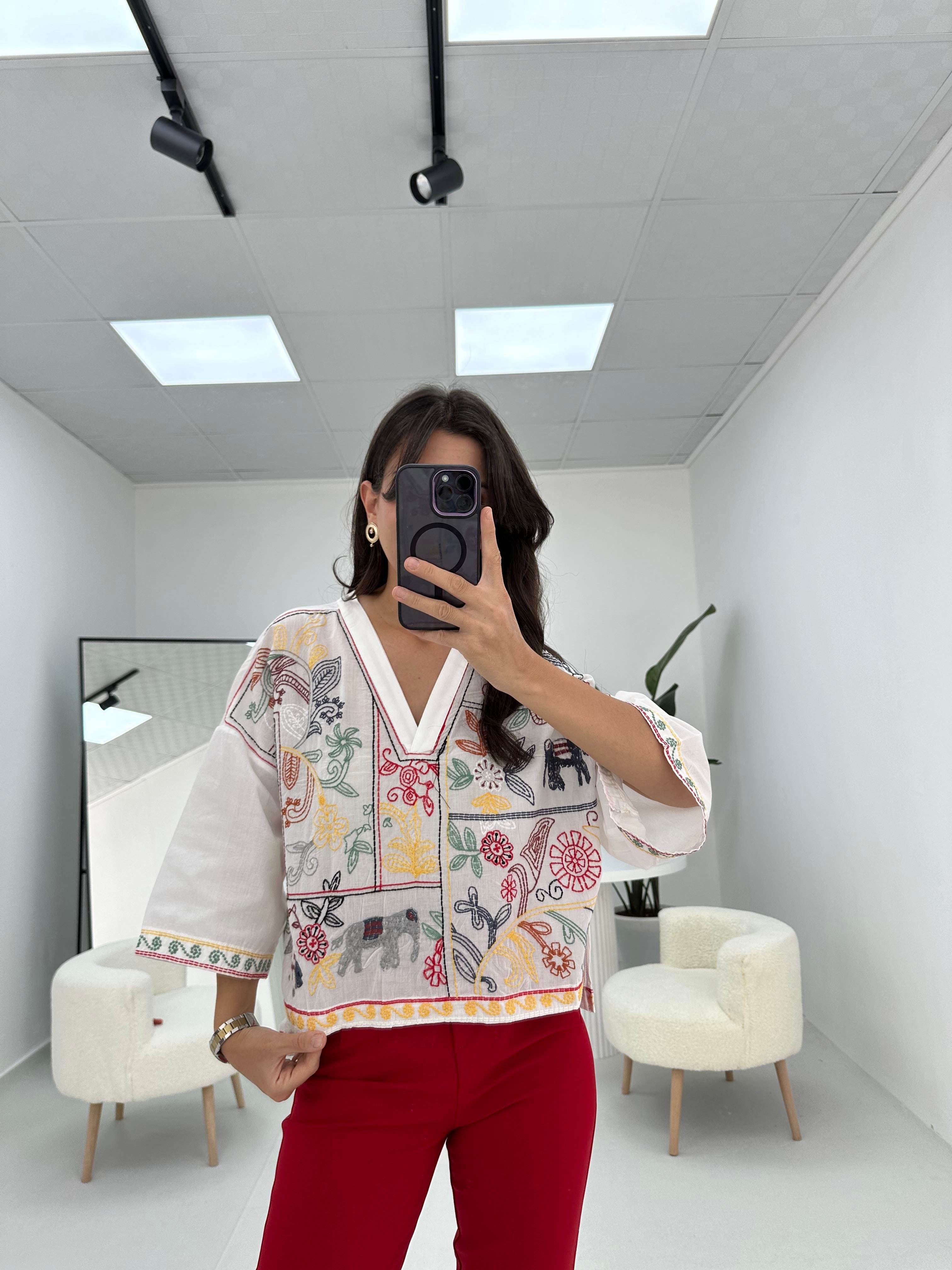 Fil Detaylı Nakışlı Bluz 
