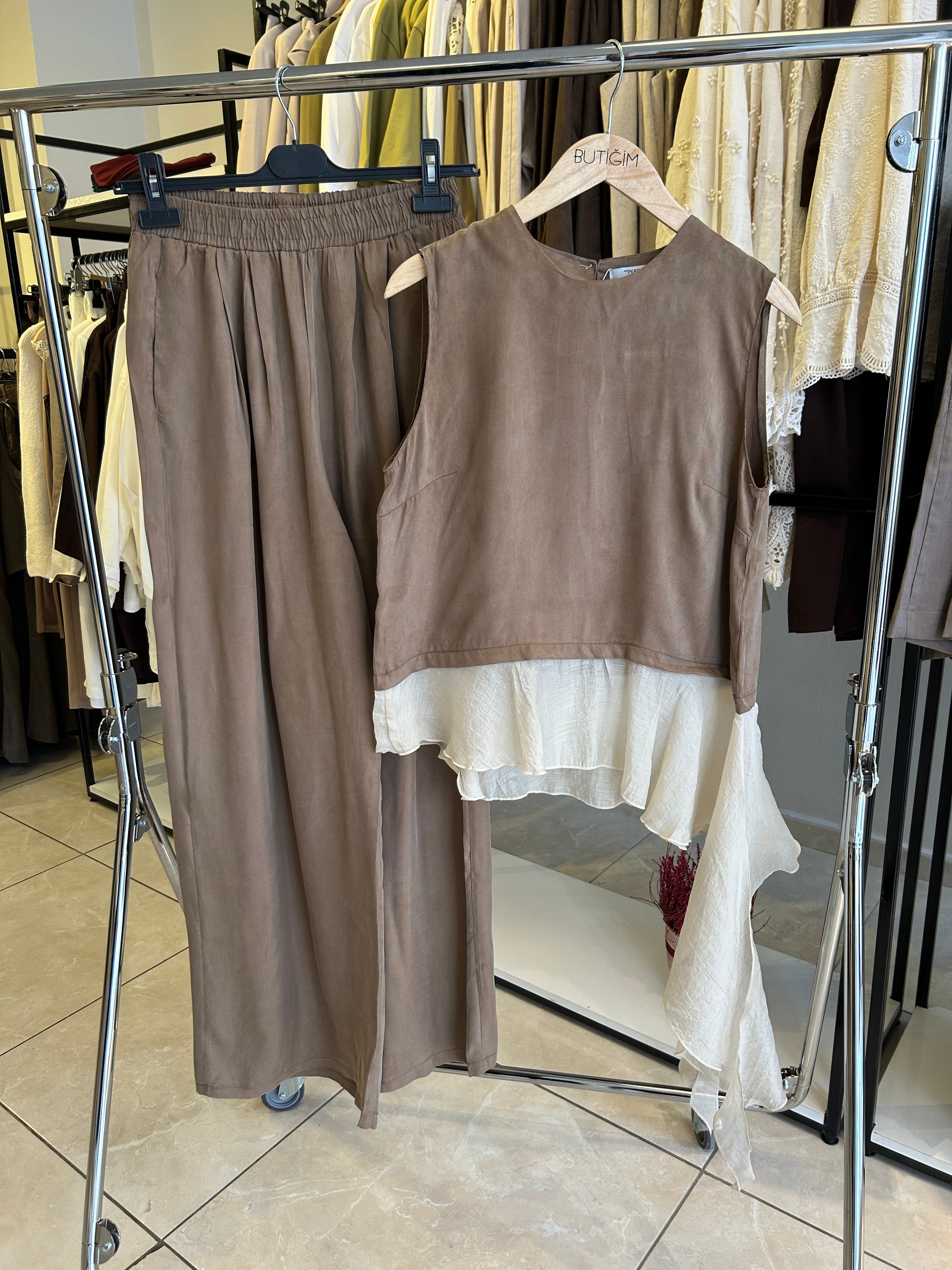 Fırfır Detaylı Bronz Bluz Pantolon Takım 