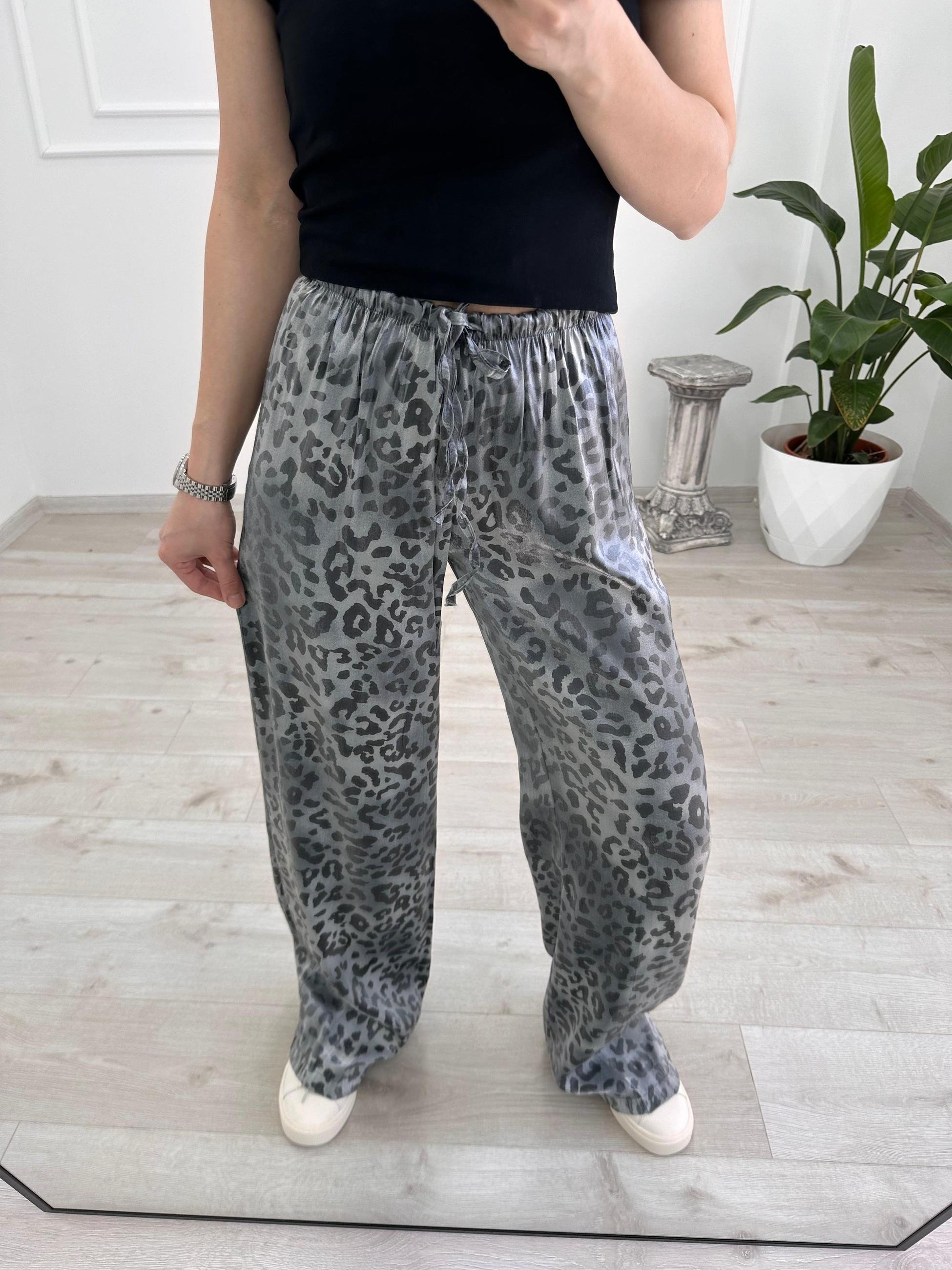 GRİ LEOPAR DESENLİ BELİ LASTİKLİ PANTOLON