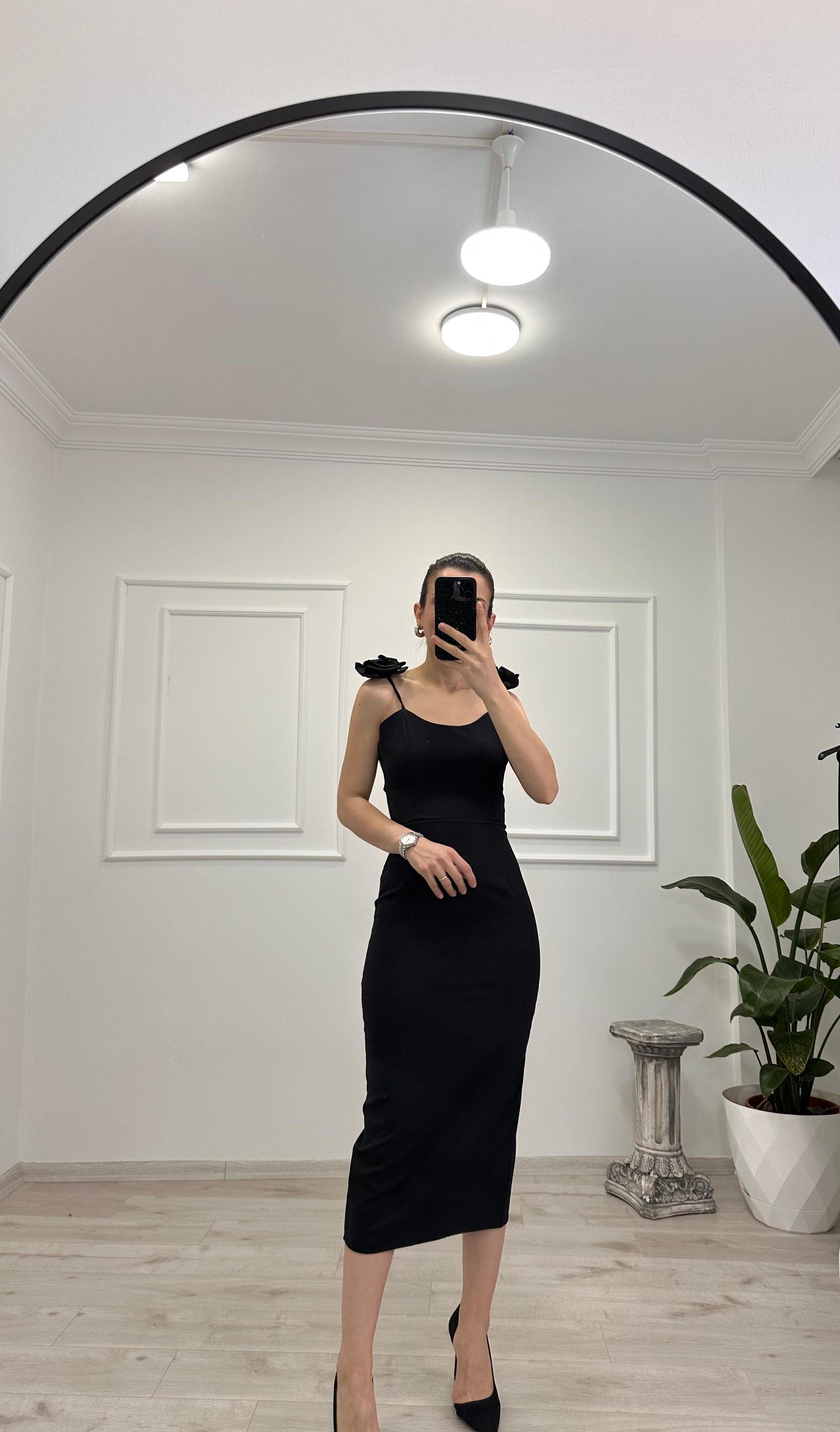 GÜL DETAYLI ASKILI ELBİSE SİYAH