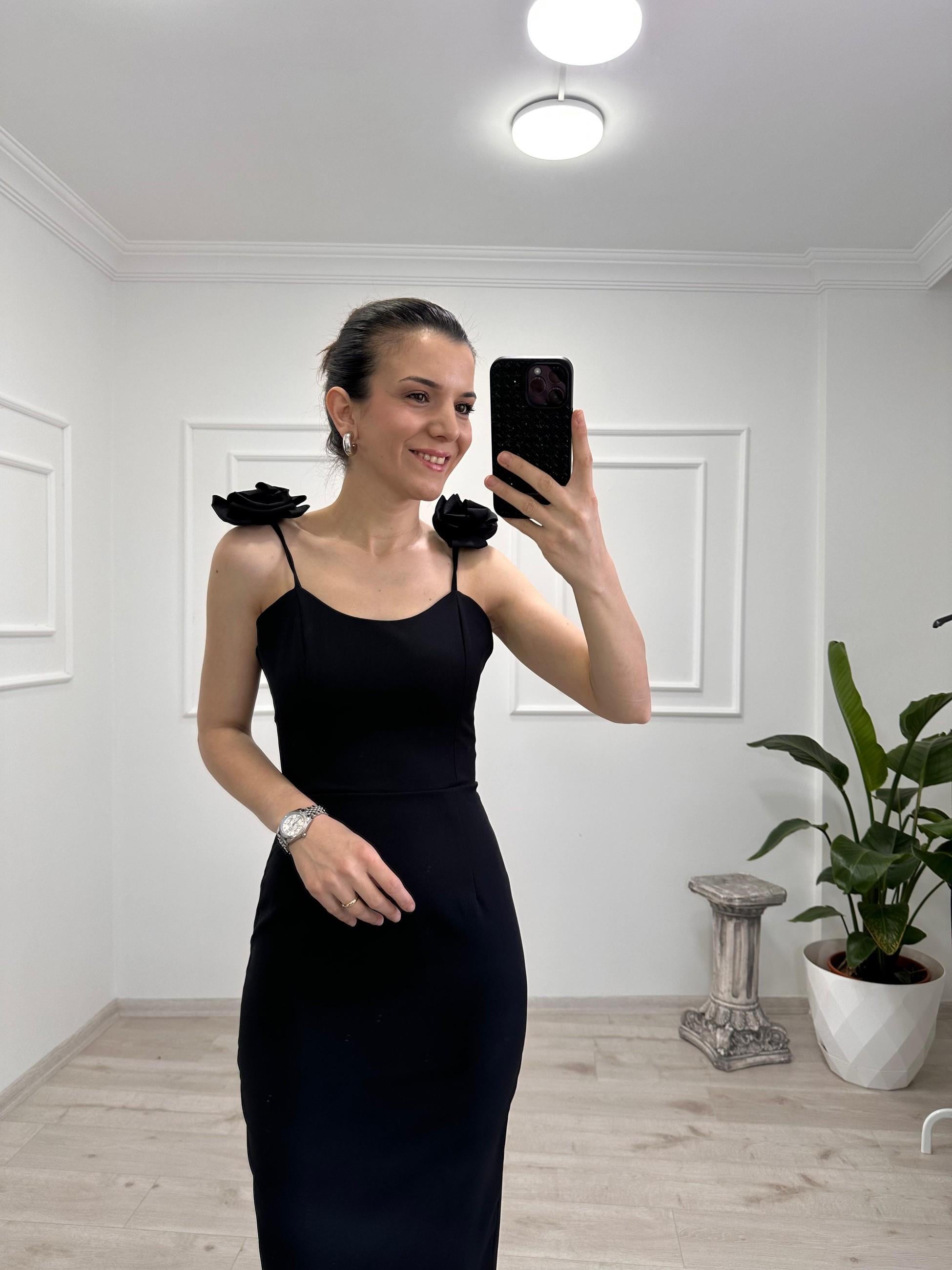 GÜL DETAYLI ASKILI ELBİSE SİYAH