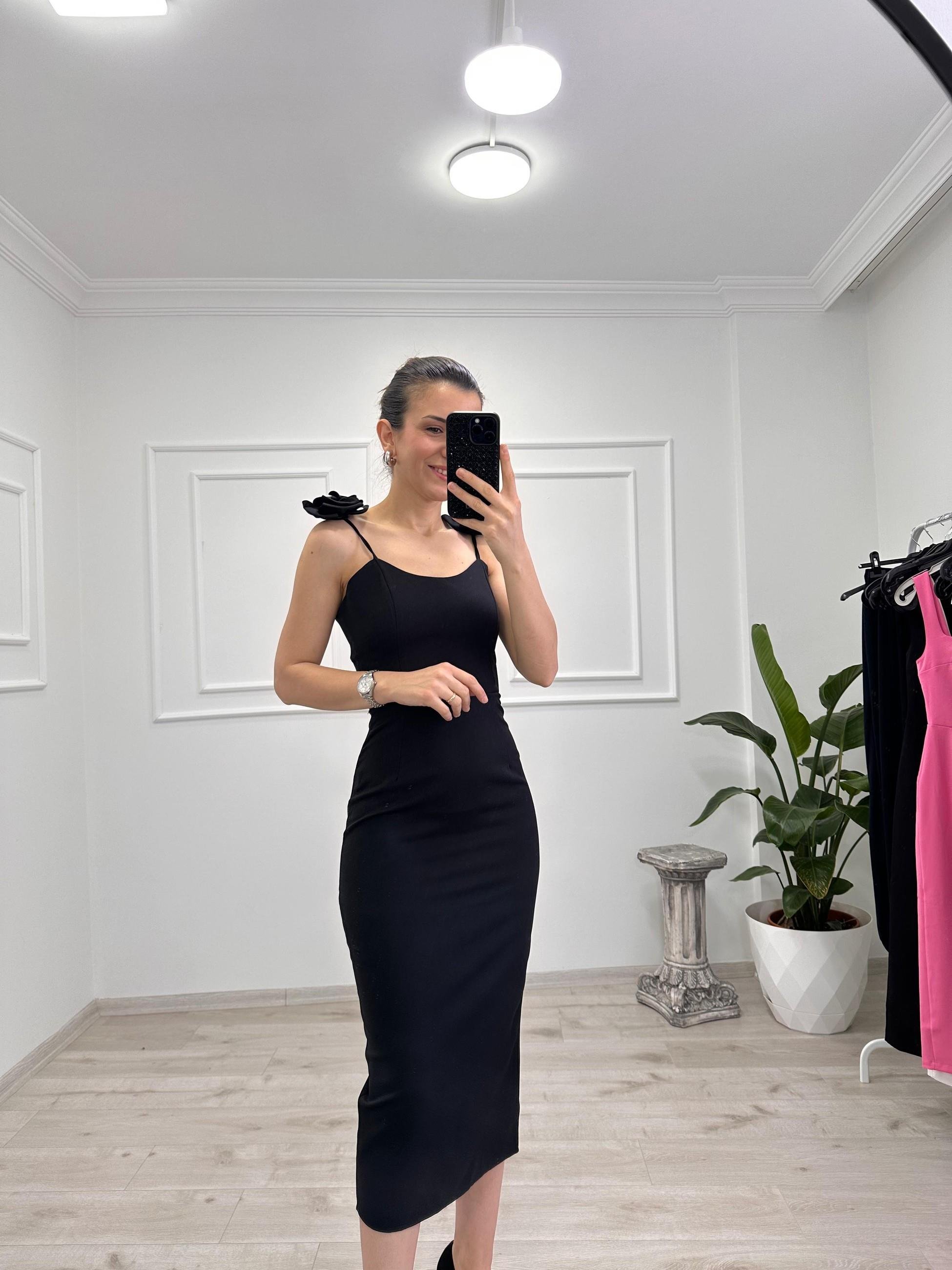 GÜL DETAYLI ASKILI ELBİSE SİYAH