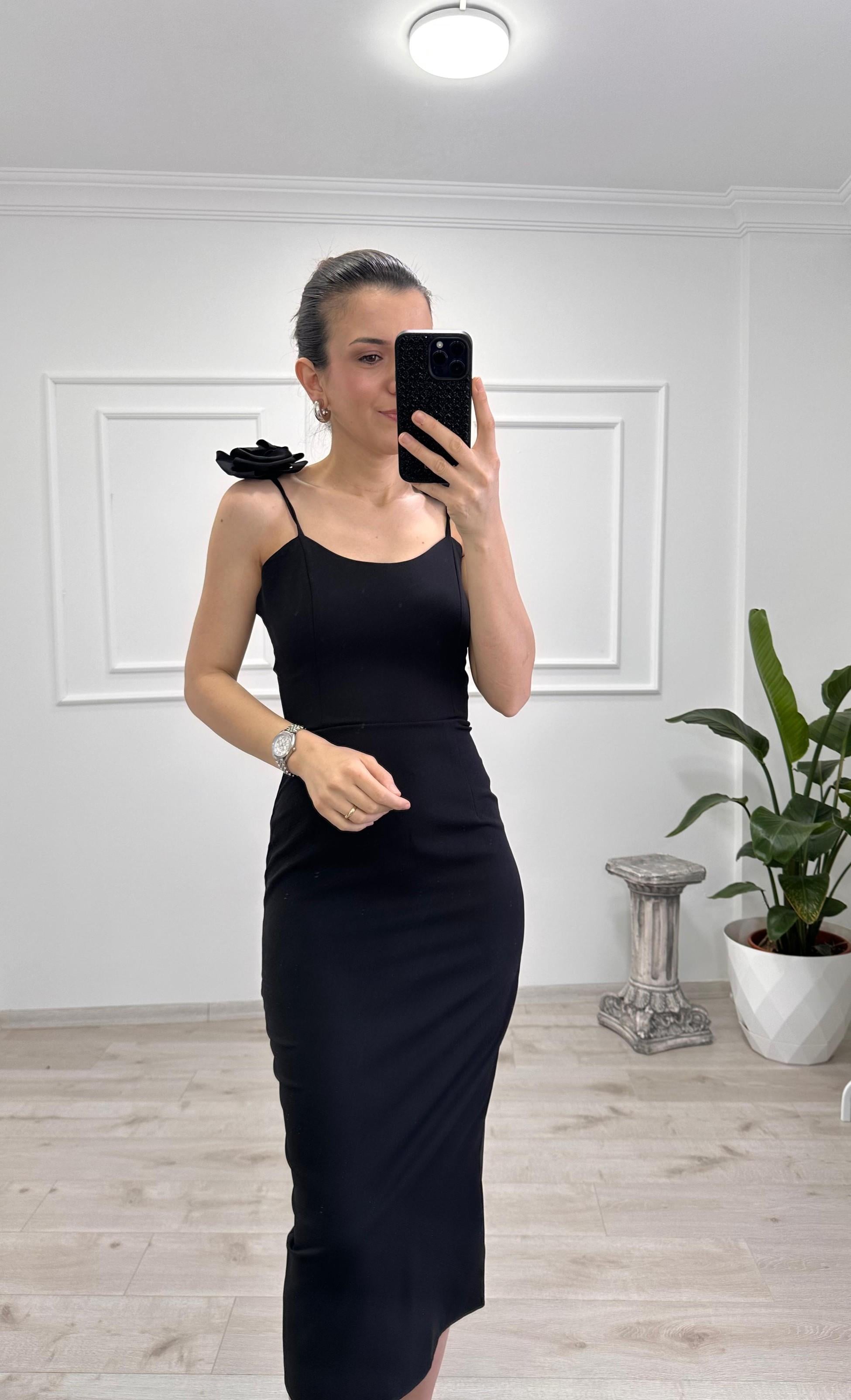 GÜL DETAYLI ASKILI ELBİSE SİYAH