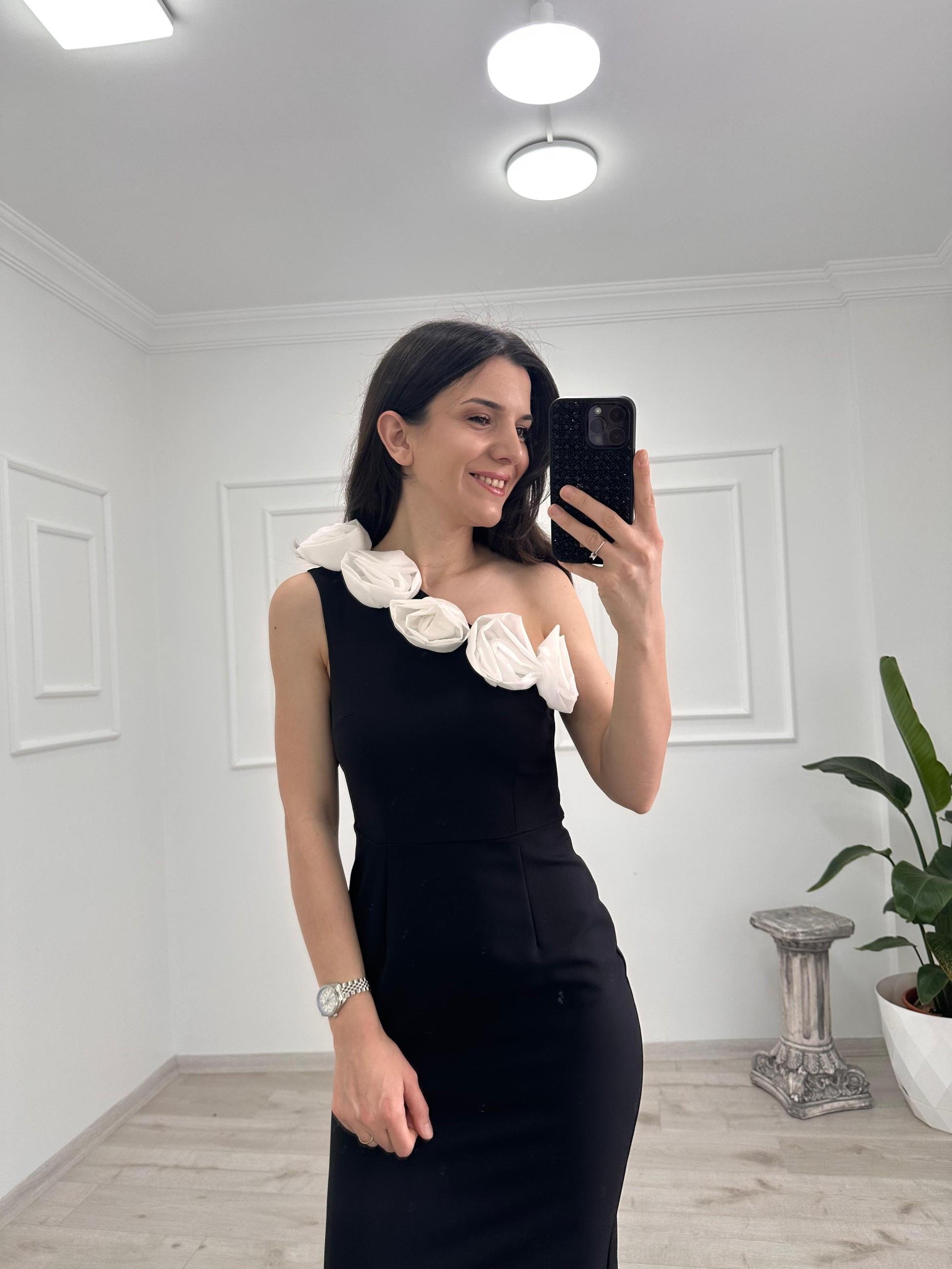 GÜL DETAYLI TEK OMUZ ELBİSE 