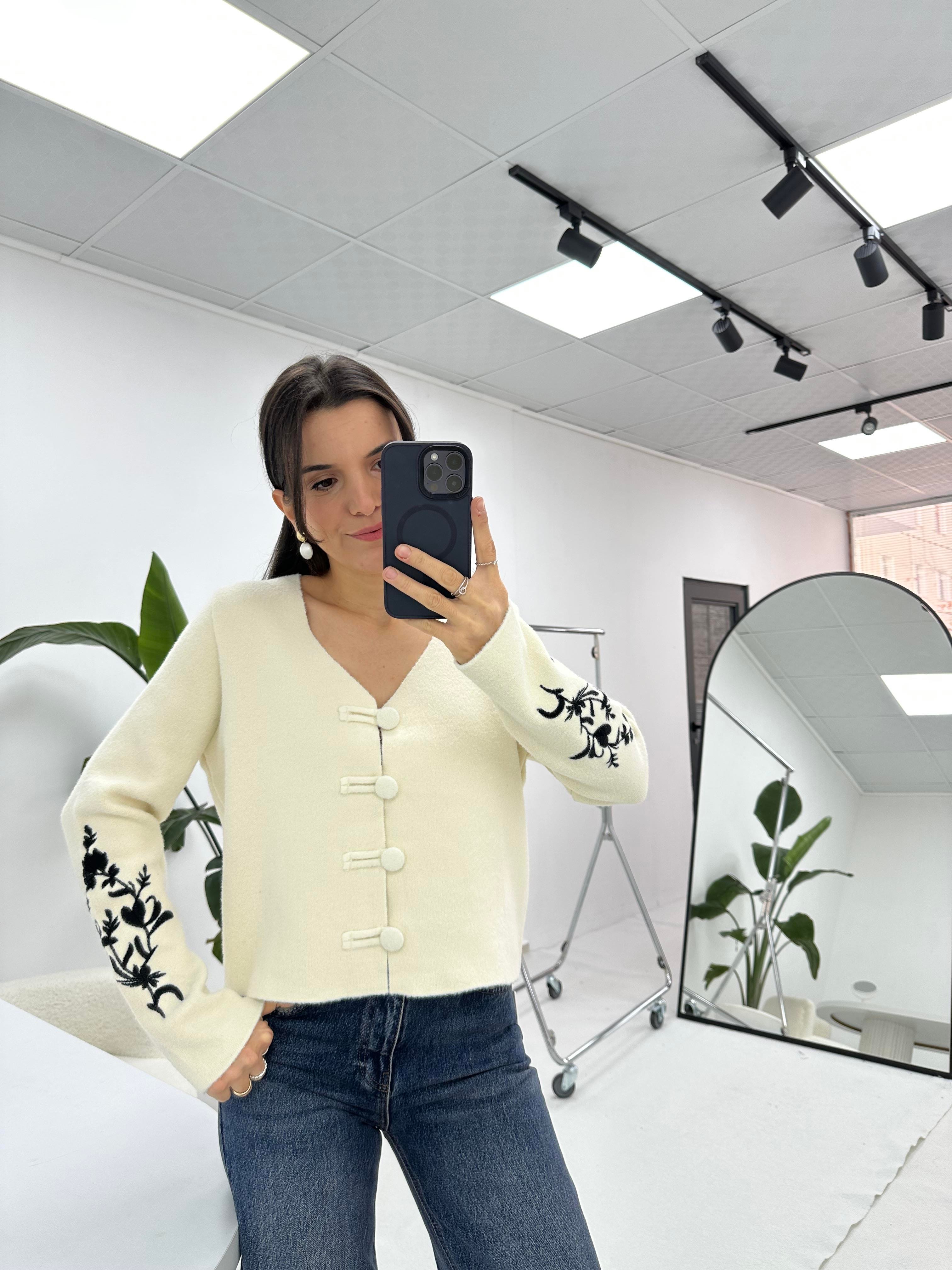Kolu Nakış Detaylı Ekru Hırka