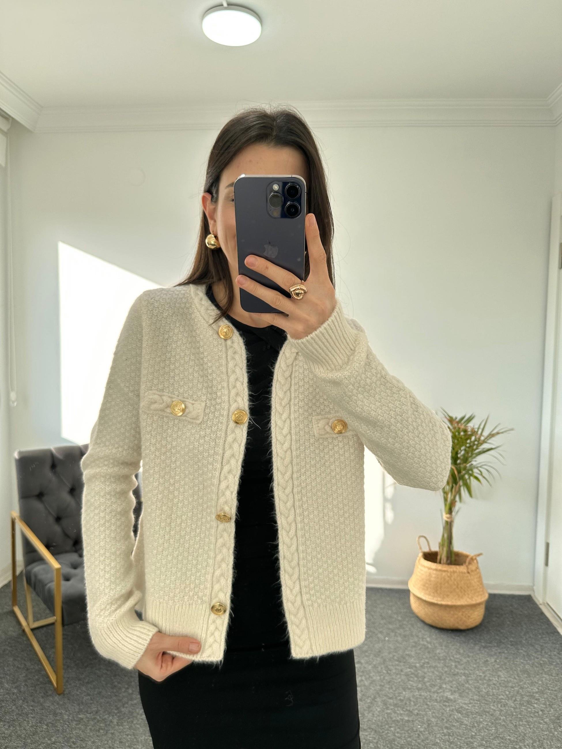KREM SAÇ ÖRGÜ GOLD DÜĞMELİ HIRKA