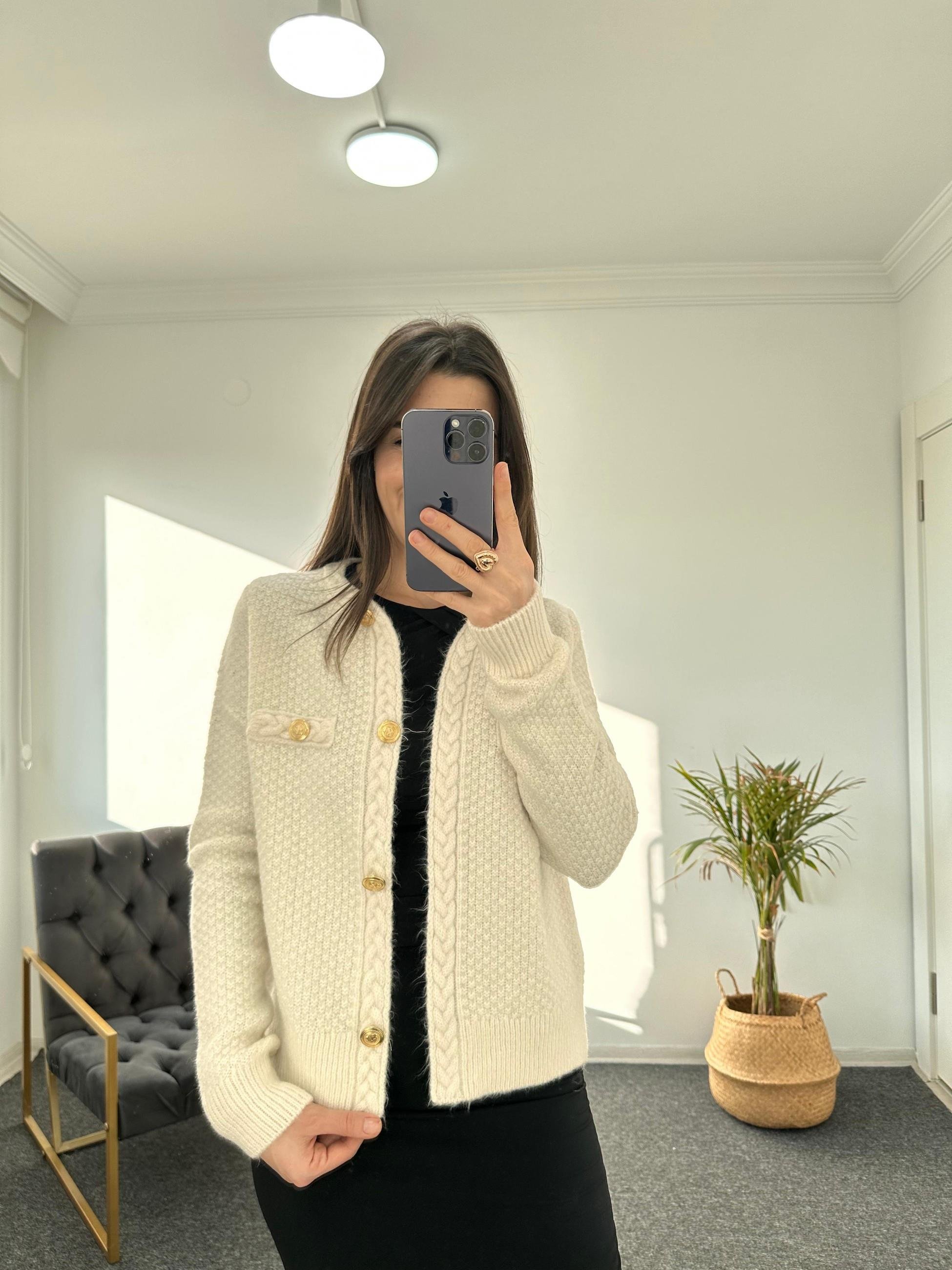 KREM SAÇ ÖRGÜ GOLD DÜĞMELİ HIRKA