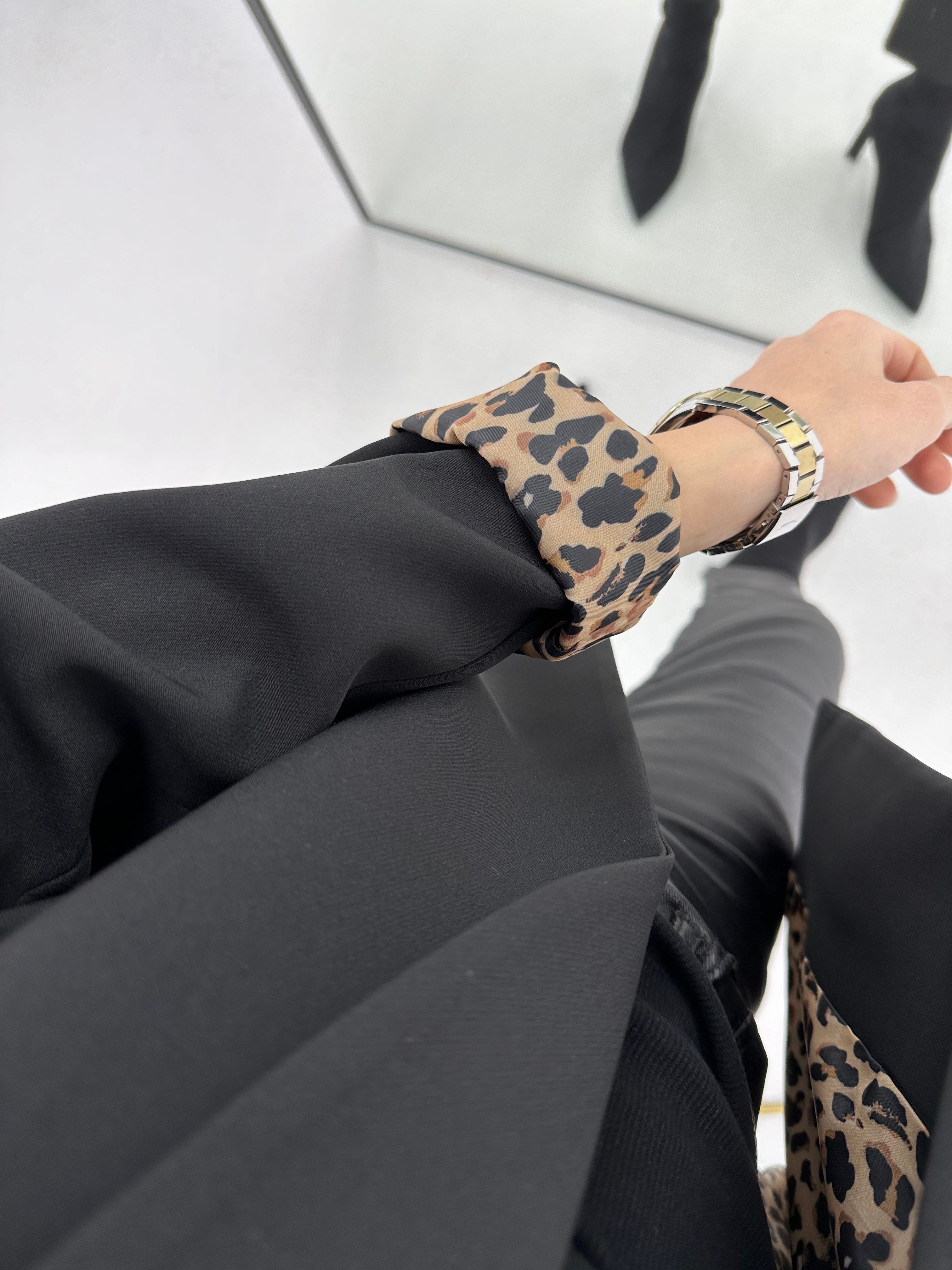 Leopar Astarlı Siyah Ceket 