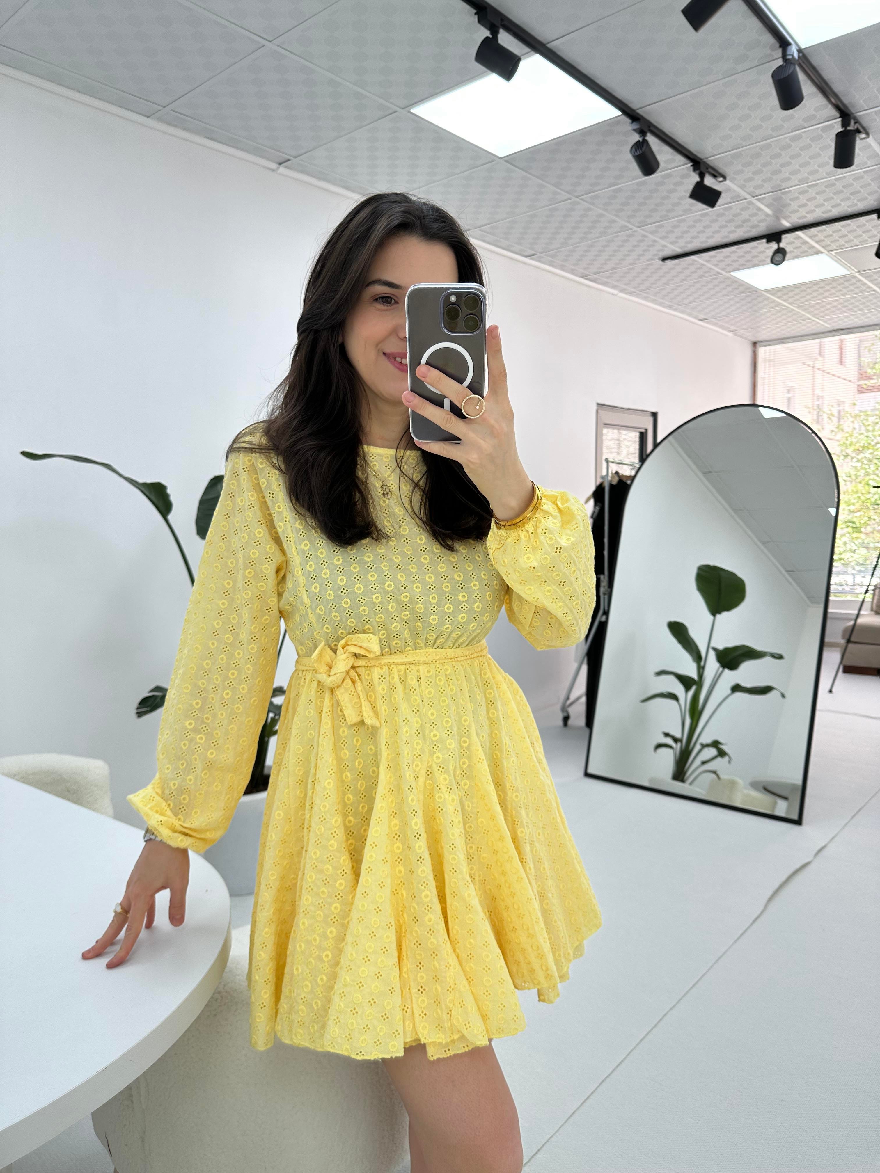 Nakış Detaylı Limon Sarısı Kısa Elbise 