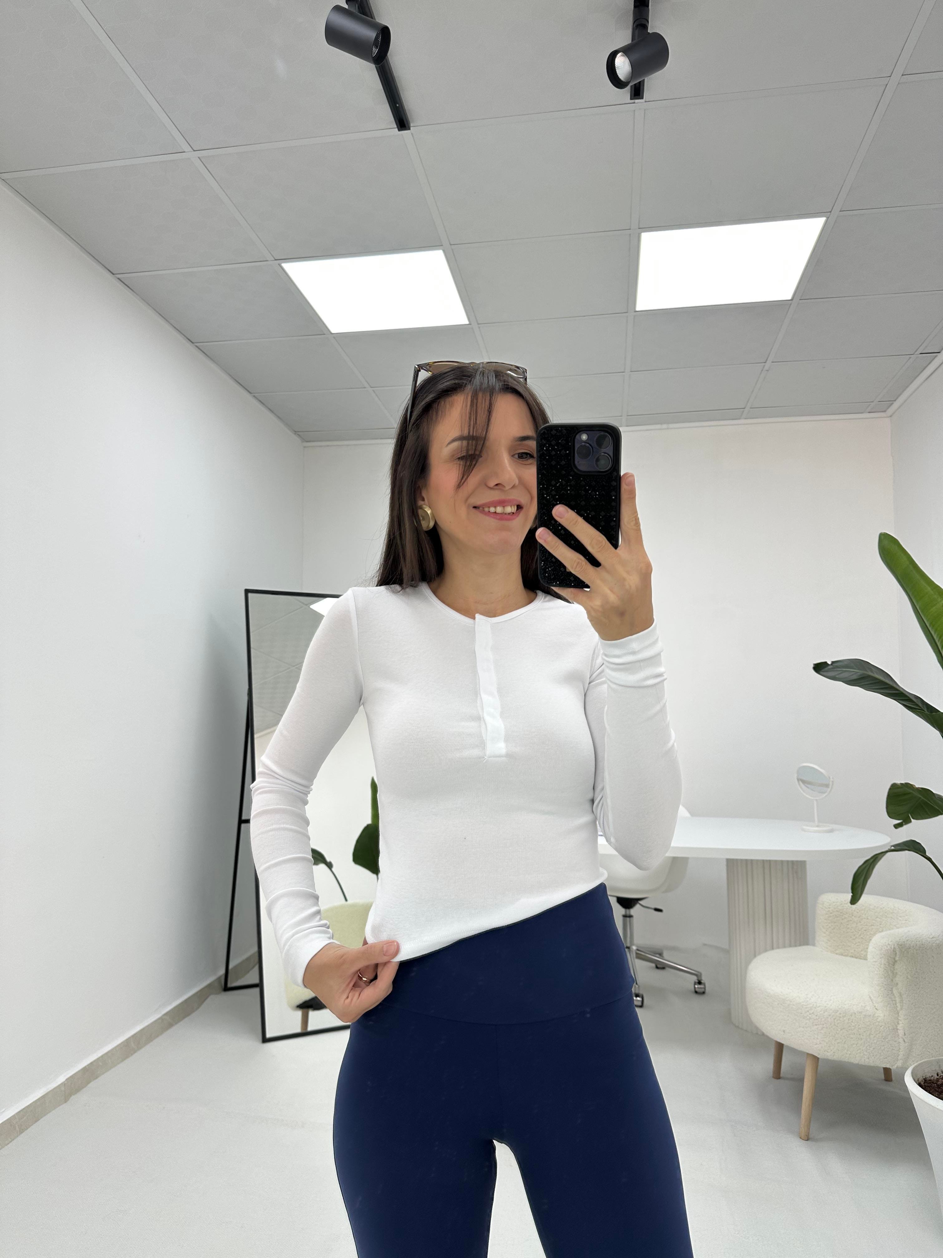 Önü Çıt Çıt Detaylı Beyaz Bluz