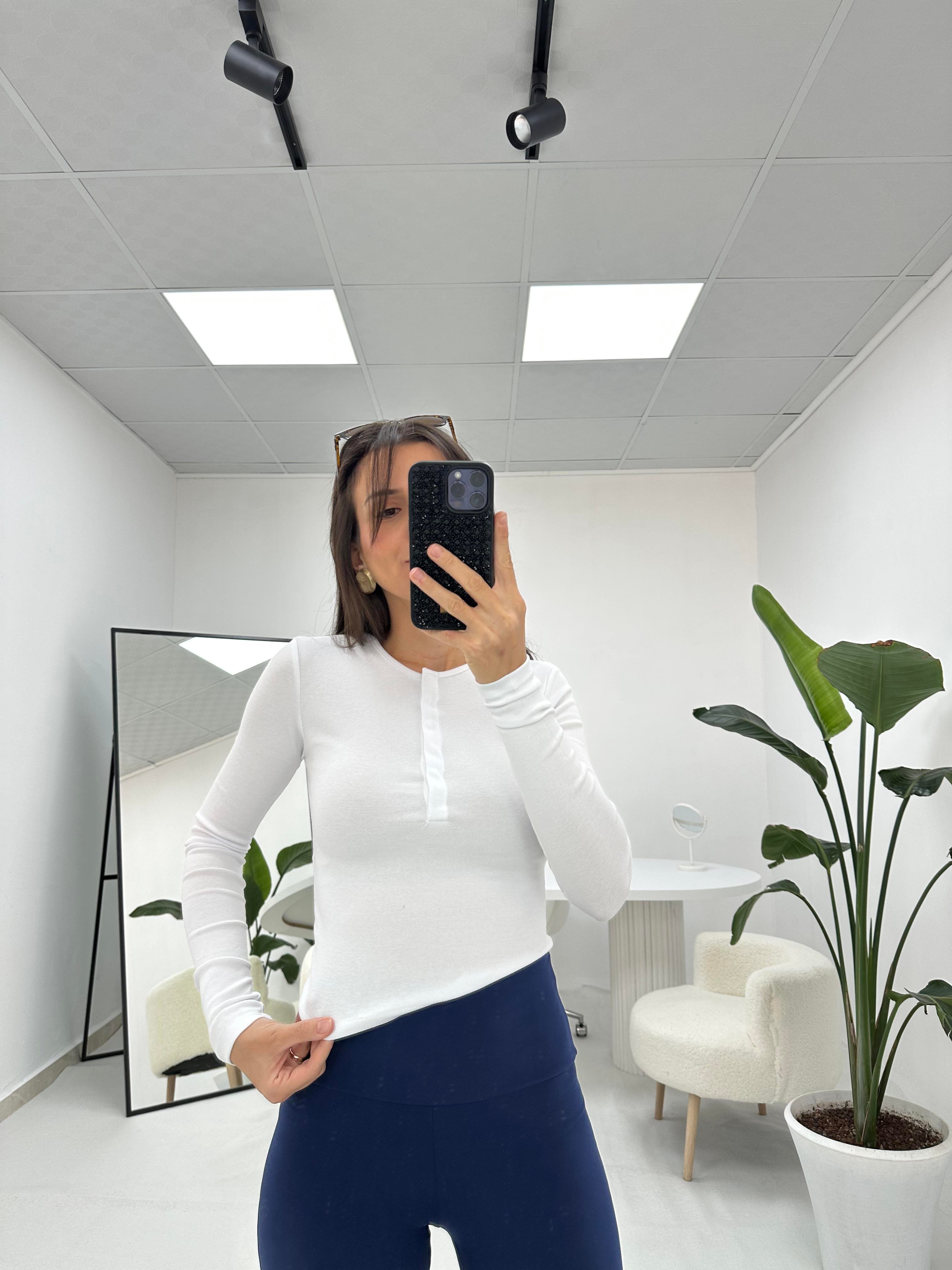 Önü Çıt Çıt Detaylı Beyaz Bluz