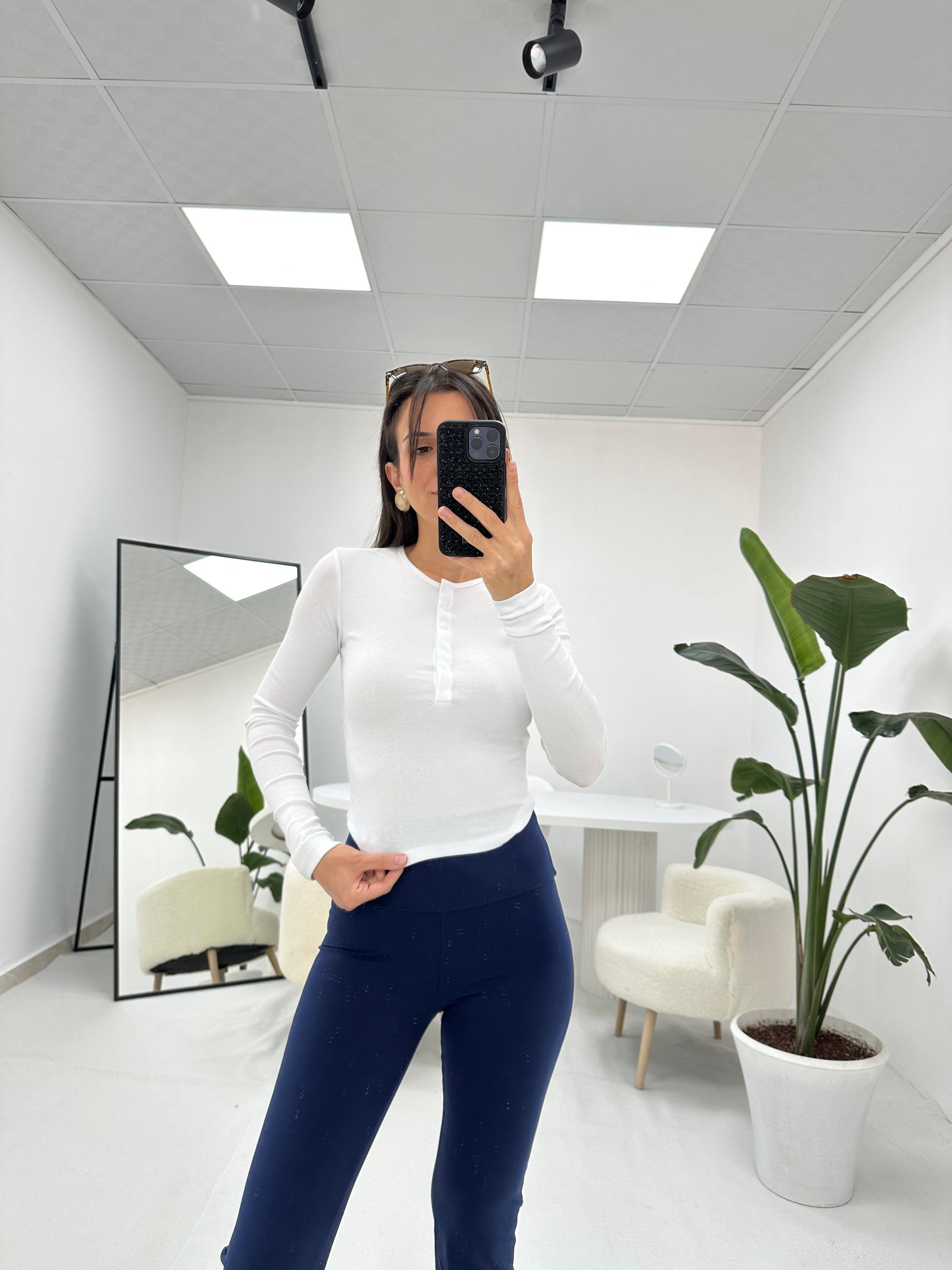 Önü Çıt Çıt Detaylı Beyaz Bluz