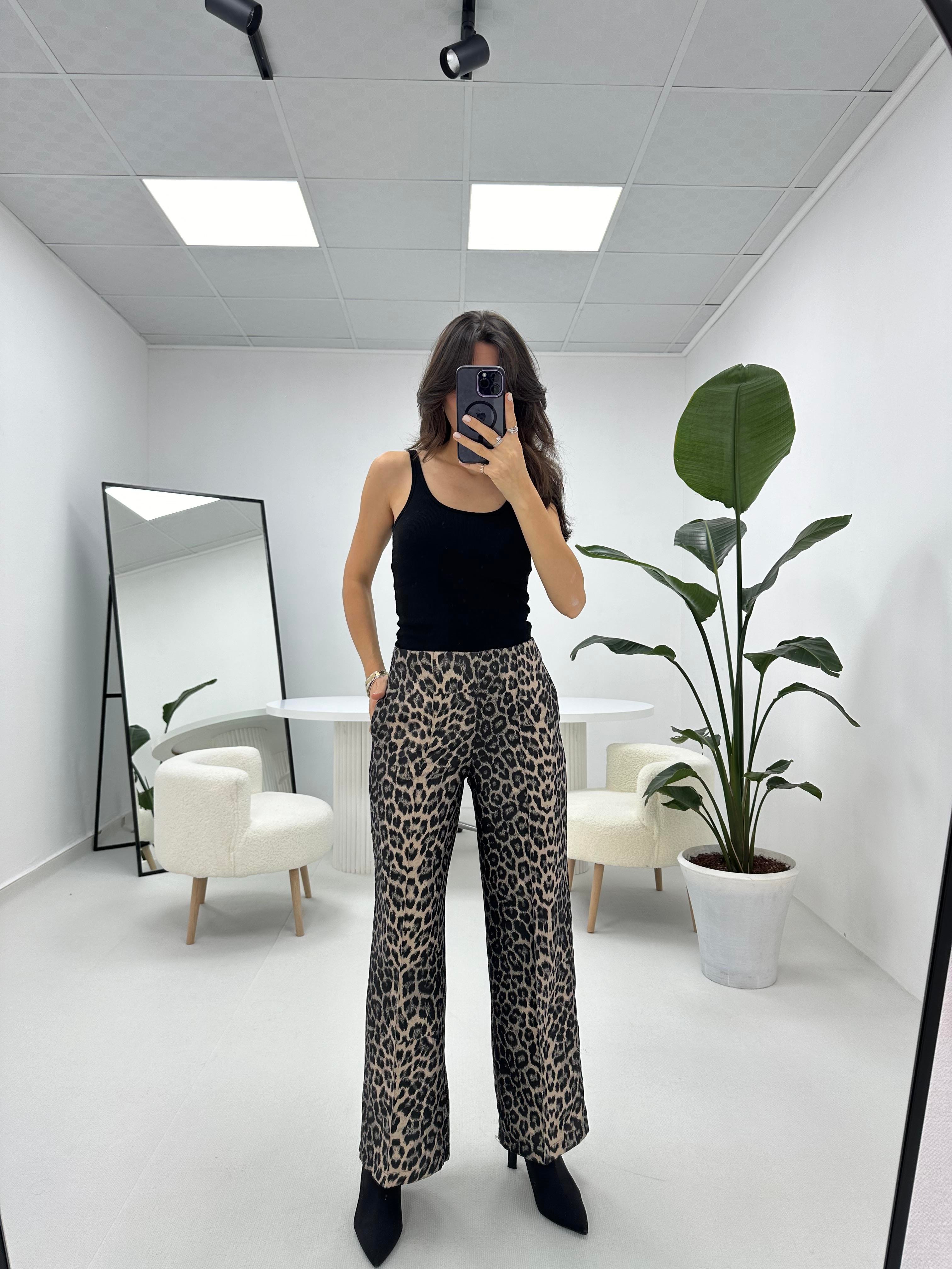 Önü Dikiş Detaylı Leopar Bol Paça Pantolon