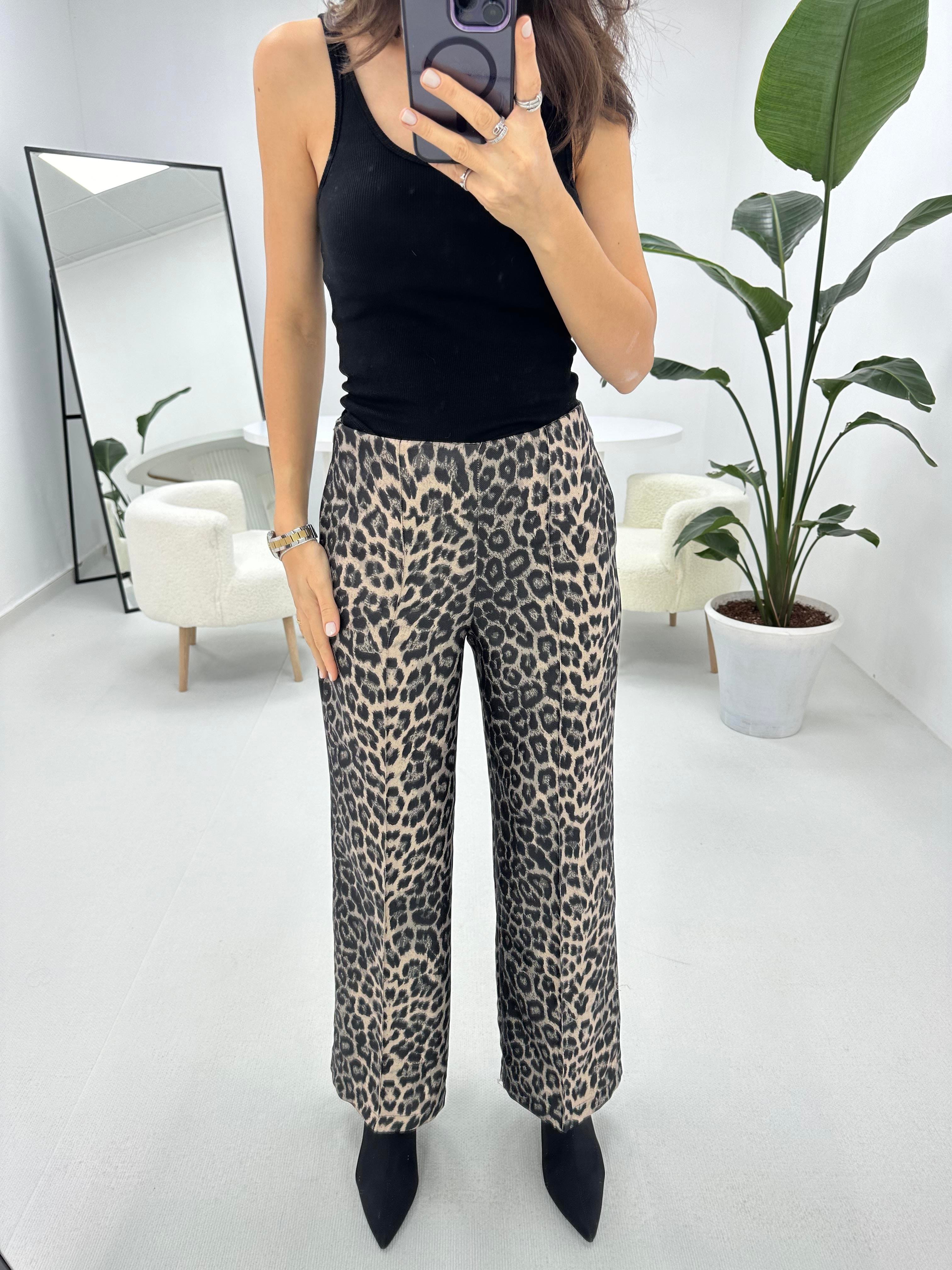 Önü Dikiş Detaylı Leopar Bol Paça Pantolon