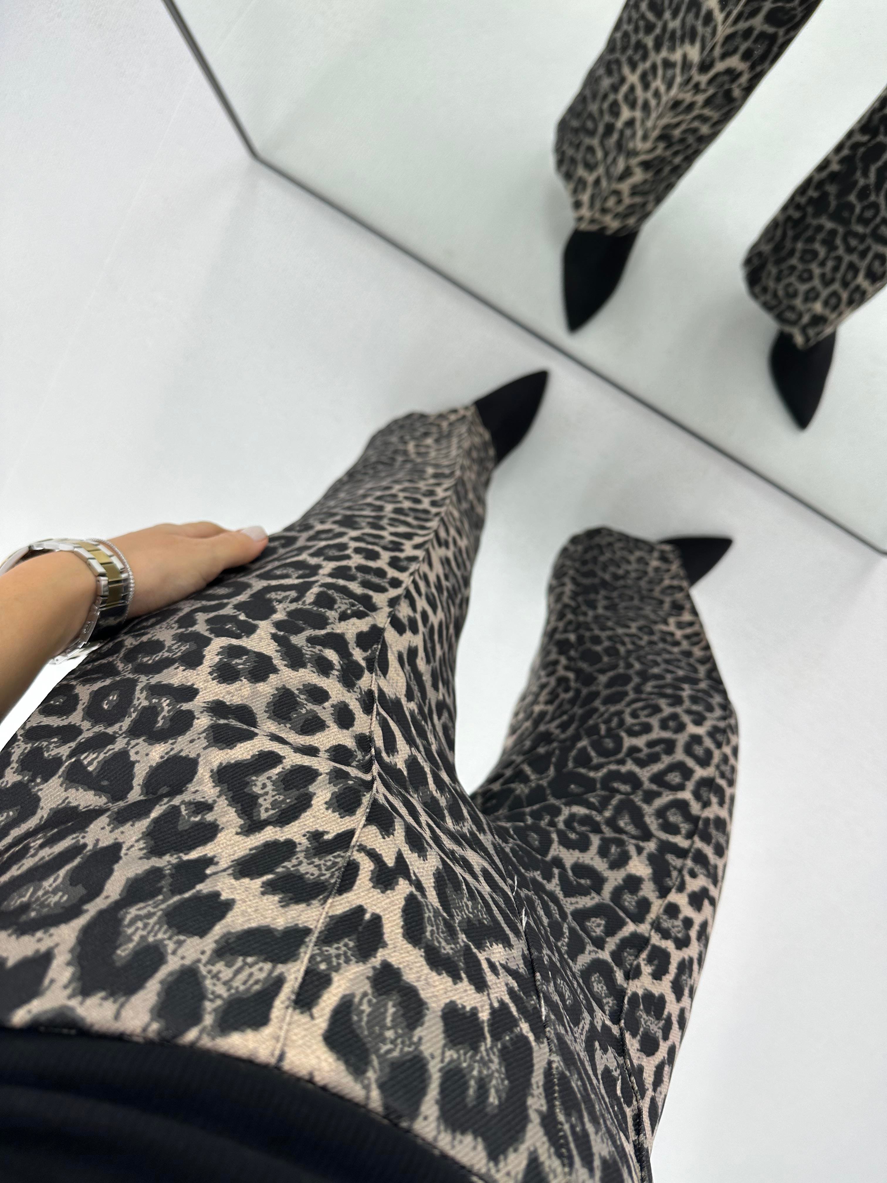 Önü Dikiş Detaylı Leopar Bol Paça Pantolon