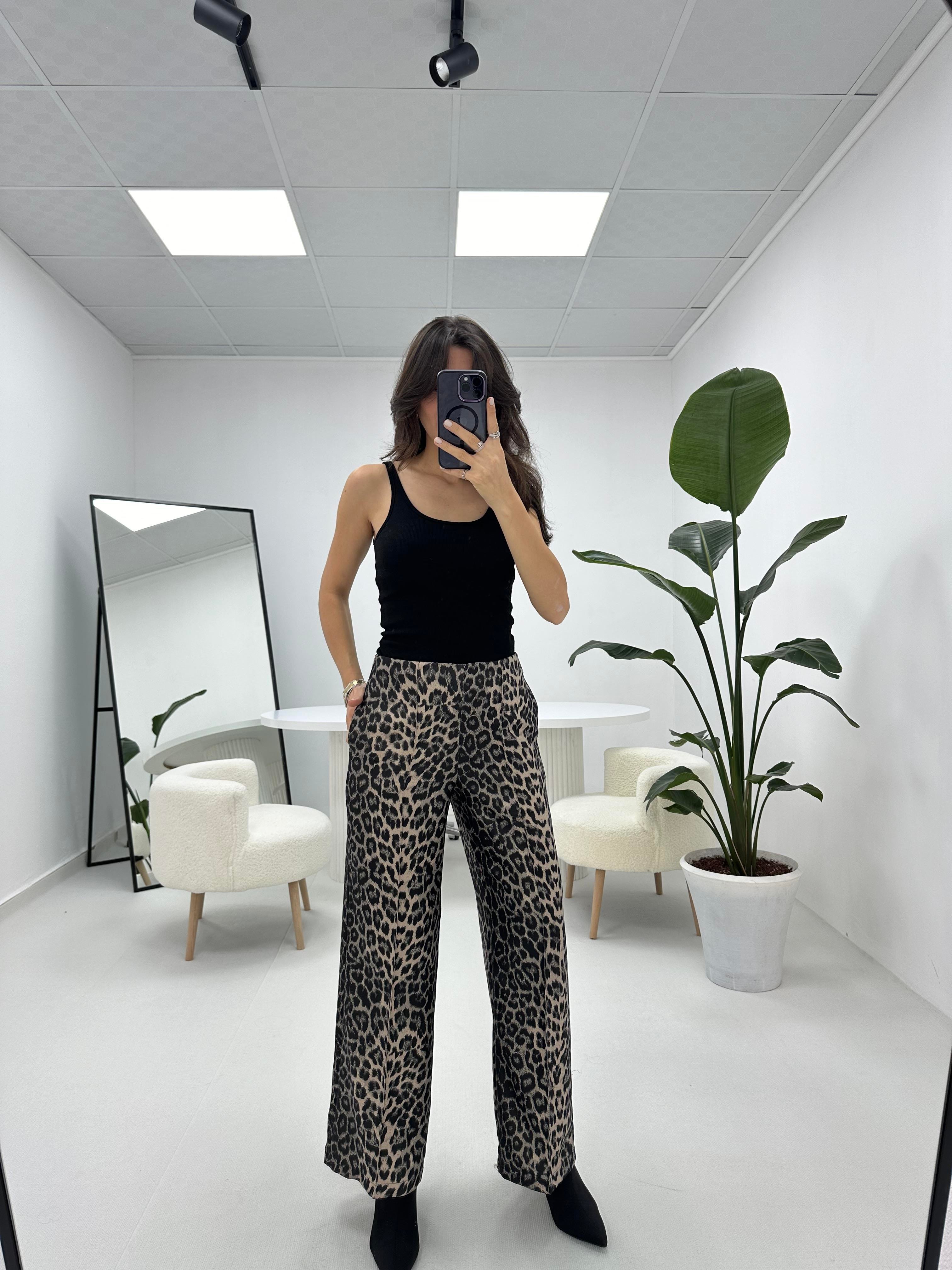 Önü Dikiş Detaylı Leopar Bol Paça Pantolon