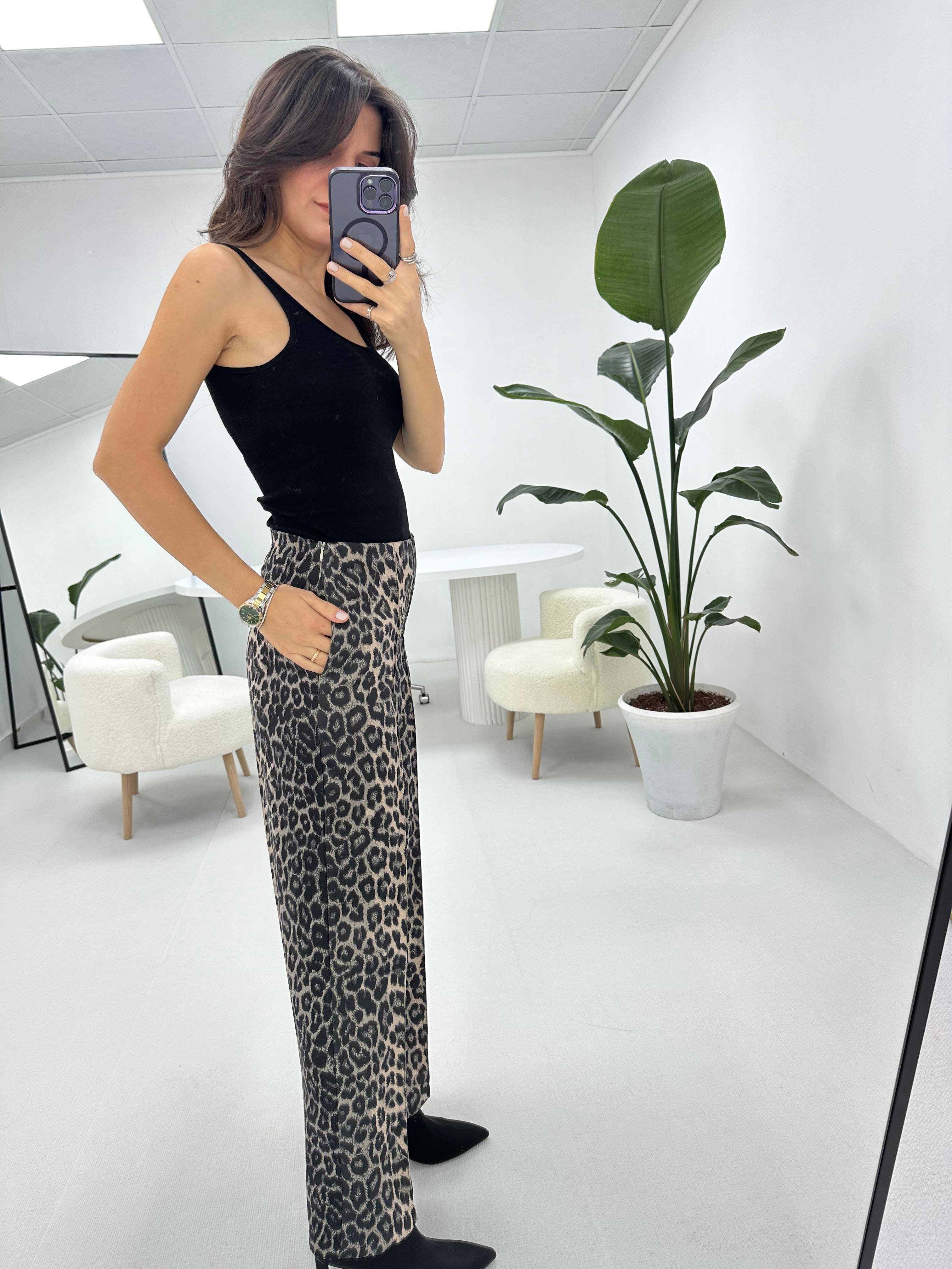 Önü Dikiş Detaylı Leopar Bol Paça Pantolon