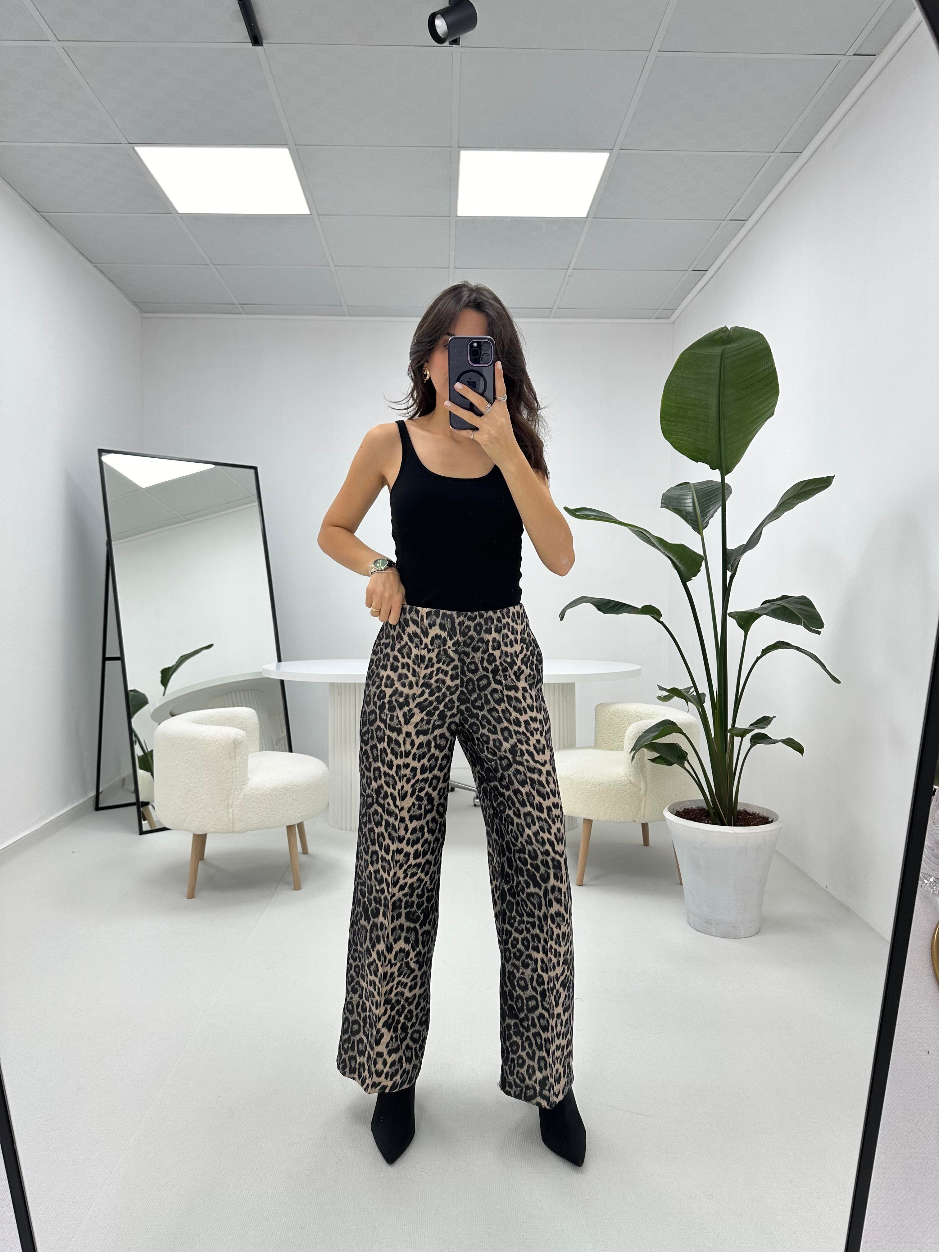 Önü Dikiş Detaylı Leopar Bol Paça Pantolon