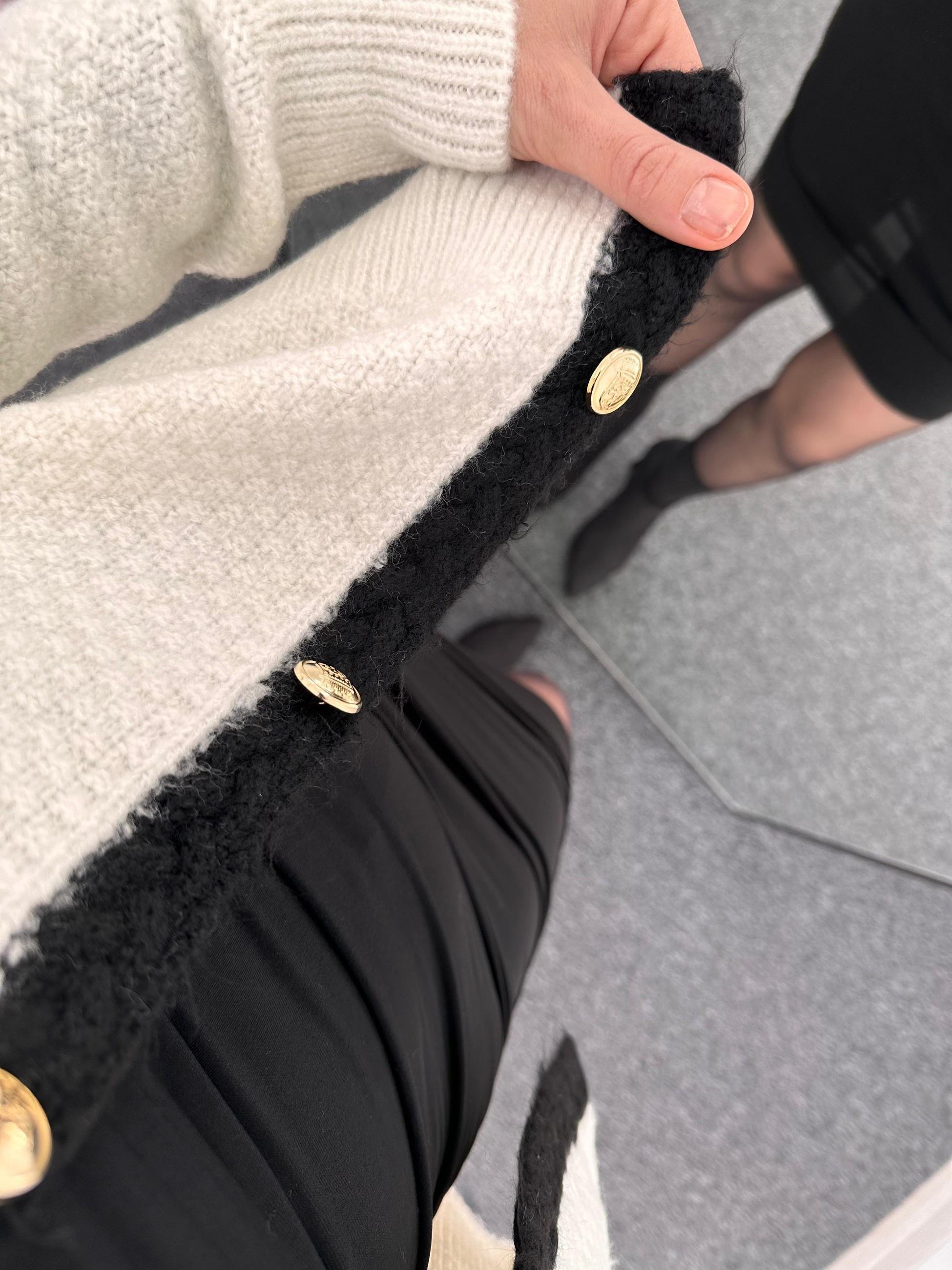 ÖRGÜ VE GOLD DÜĞME DETAYLI HIRKA